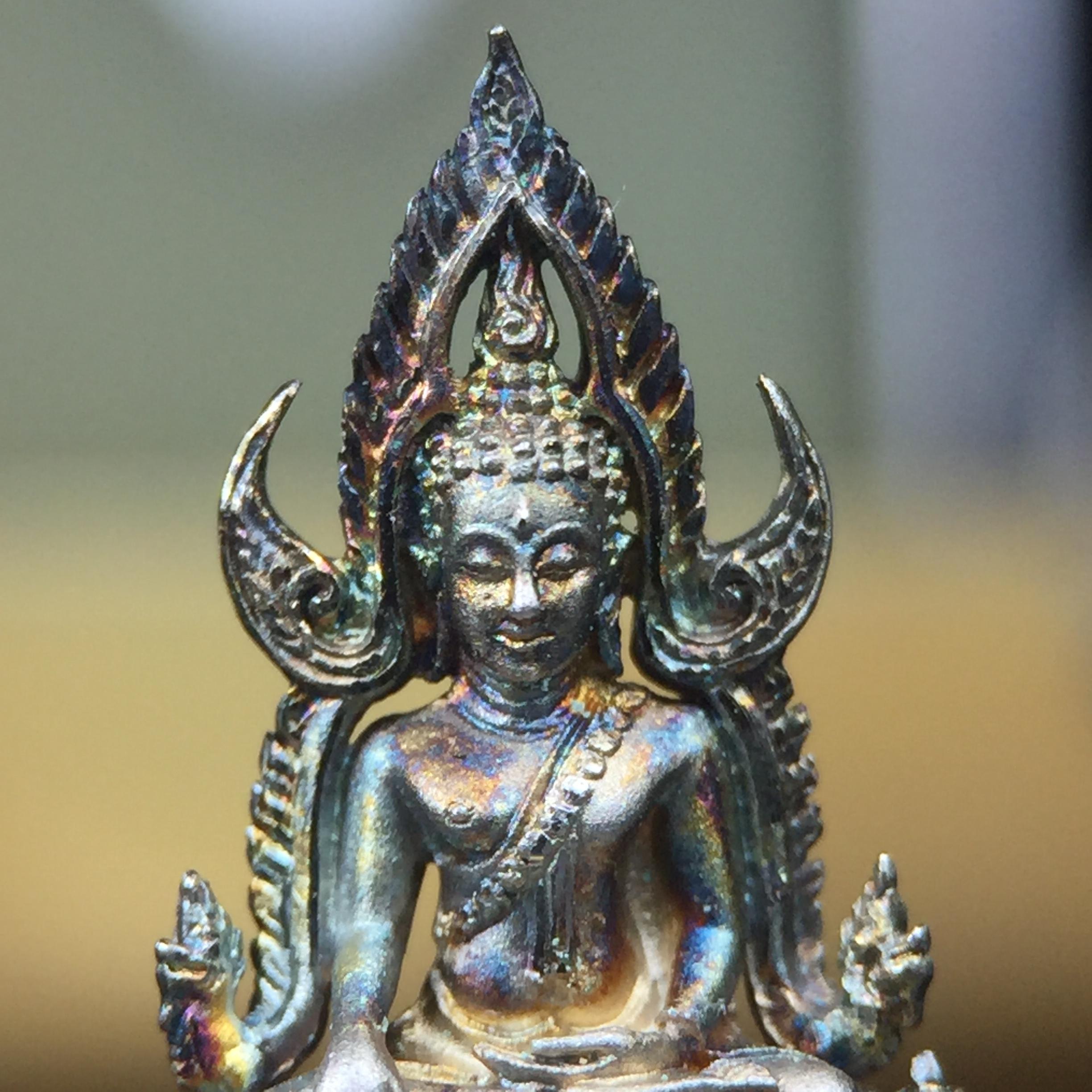 พระพุทธชินราช(จำลอง) ภปร. 84 พรรษา เนื้อเงินชุบทองคำขาว พิมพ์เล็กขนาดหน้าตัก 1/4 นิ้ว (สภาพผิวเดิมสวย ขึ้นสีรุ้งธรรมชาติ แบบนิยม)(พระราชทานมวลสาร จิตรลดาและเส้นพระเจ้า(เส้นผม))พุทธศิลป์ทรงคุณค่าอีกหนึ่งรุ่นยอดนิยม