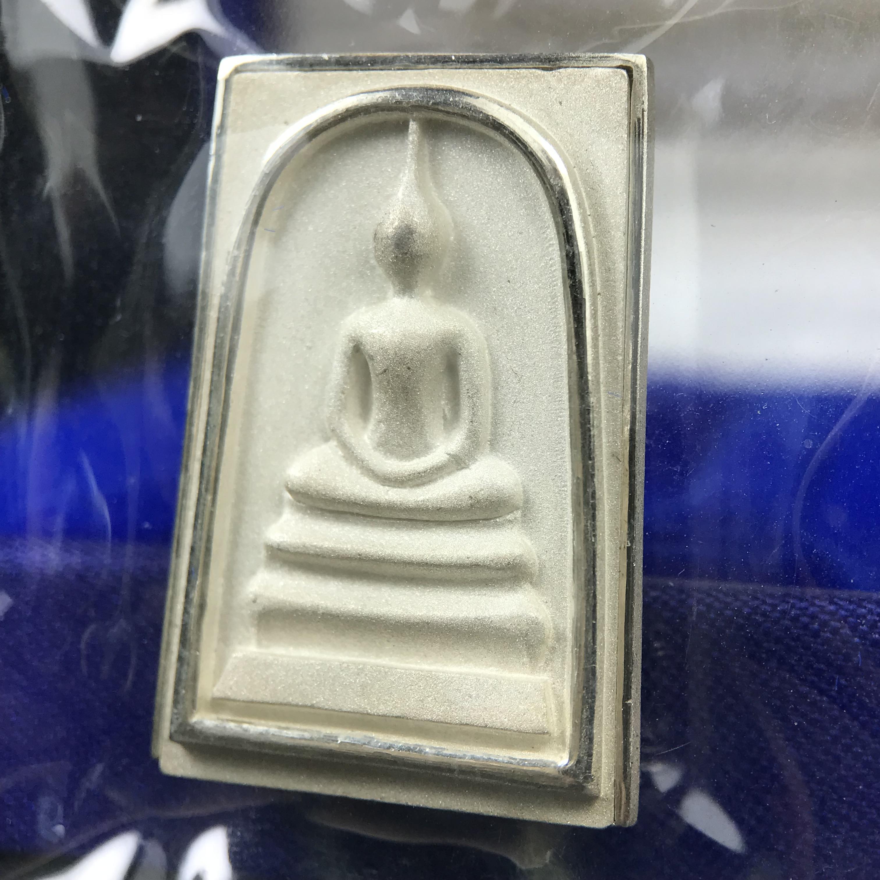 สมเด็จพุฒาจารย์ (โต พรหมรังสี) อนุสรณ์ 128 ปี สมเด็จพระญาณสังวร สมเด็จพระสังฆราช ทรงเมตตาอธิฐานจิต ปี 2543 มหาพุทธาภิเษก 3วาระ เหรียญรูปเหมือนสมเด็จพุฒาจารย์โตด้านหลังพระสมเด็จ พิมพ์ใหญ่เนื้อเงิน ขนาด 1.8 x 2.7 ซม. ทรงคุณค่าทั้งด้านความงานด้านพุทธศิลป์ แล