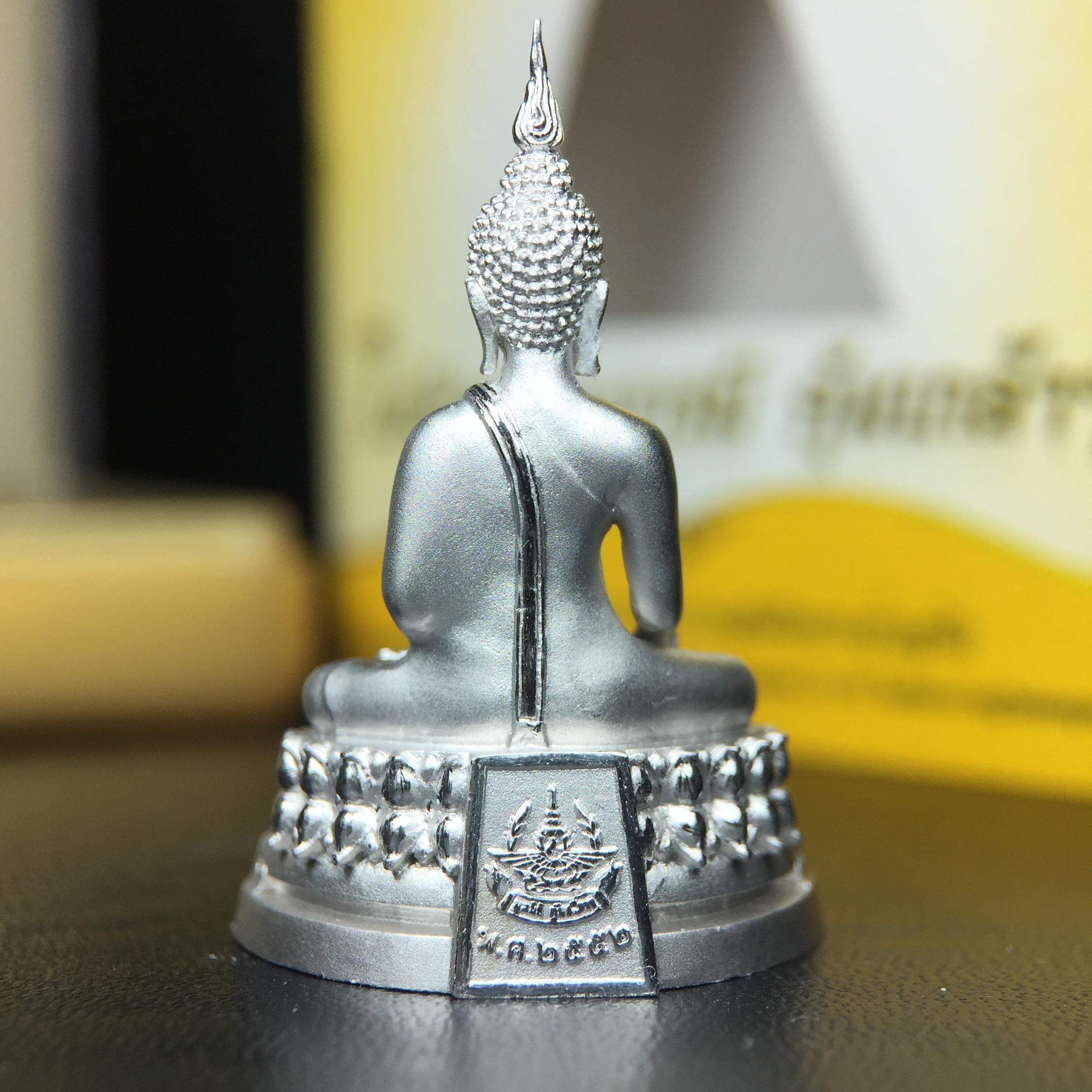 พระพุทธรูปคุ้มเกล้าฯ ภปร.(ใต้ร่มพระบารมี คุ้มเกล้า) 60ปี โรงพยาบาลภูมิพลฯ พ.ศ.2552 เนื้อเงิน ชุบทองคำขาว(พิมพ์ใหญ่ขนาด 35.5*24 มม.)สภาพสวยเดิมพร้อมกล่องบรรจุเดิม ตอกโค๊ดหมายเลขกำกับ หายาก(1ใน5000 องค์)