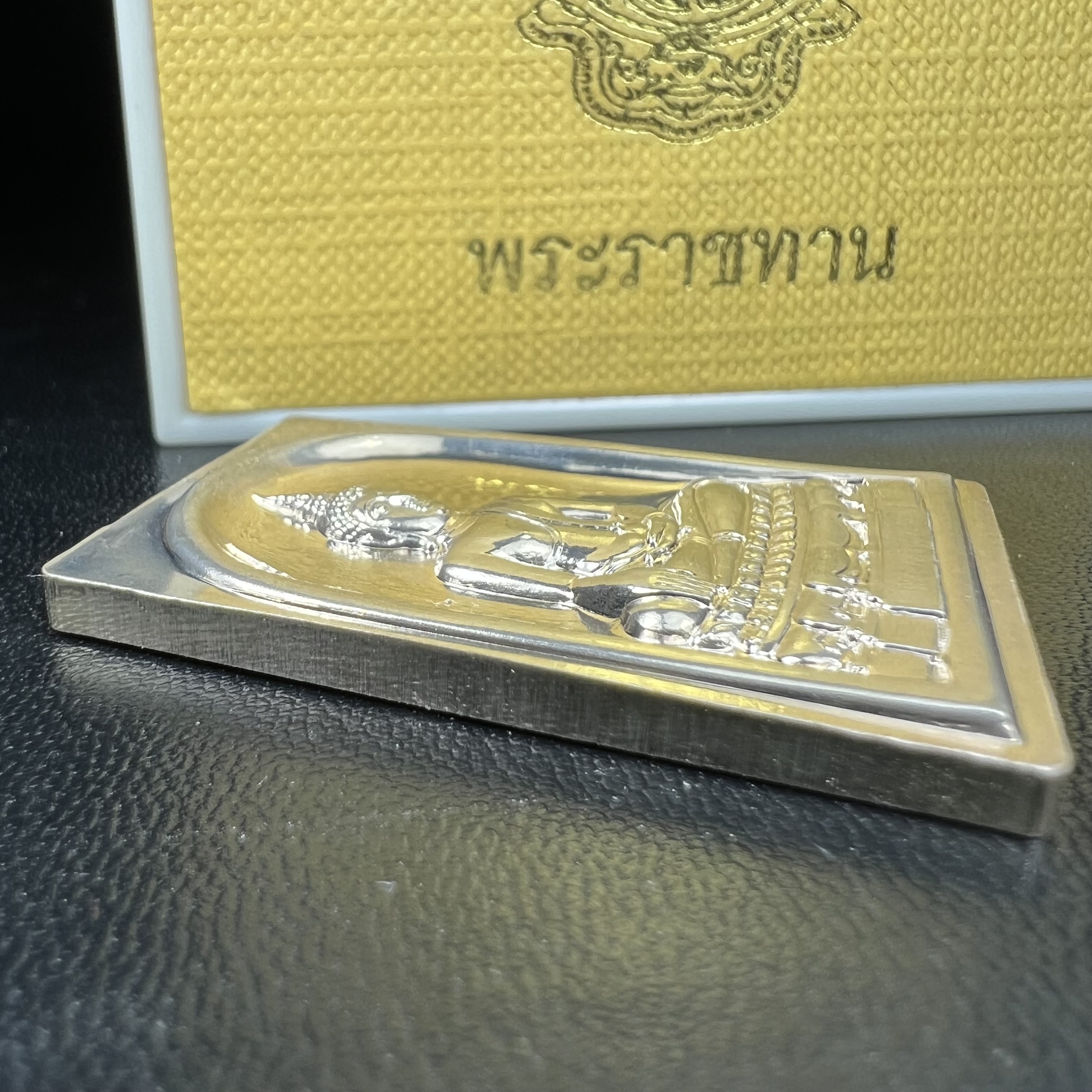 พระพุทธชินสีห์ หลังตรา ปรมาภิไธยย่อ ภปร. ในวโรกาสเฉลิมพระชมพรรษาในหลวงรัชกาลที่9 ครบ 7 รอบ และ ที่ระลึกสมโภชวัดบวรนิเวศวิหารครบ 175 ปี พ.ศ.2554 เหรียญเนื้อเงิน พิมพ์ใหญ่ ขนาดสูง 3.8 ซม. พร้อมกล่องบรรจุเดิมพระราชทาน(1 ใน 1585 เหรียญ)หายาก