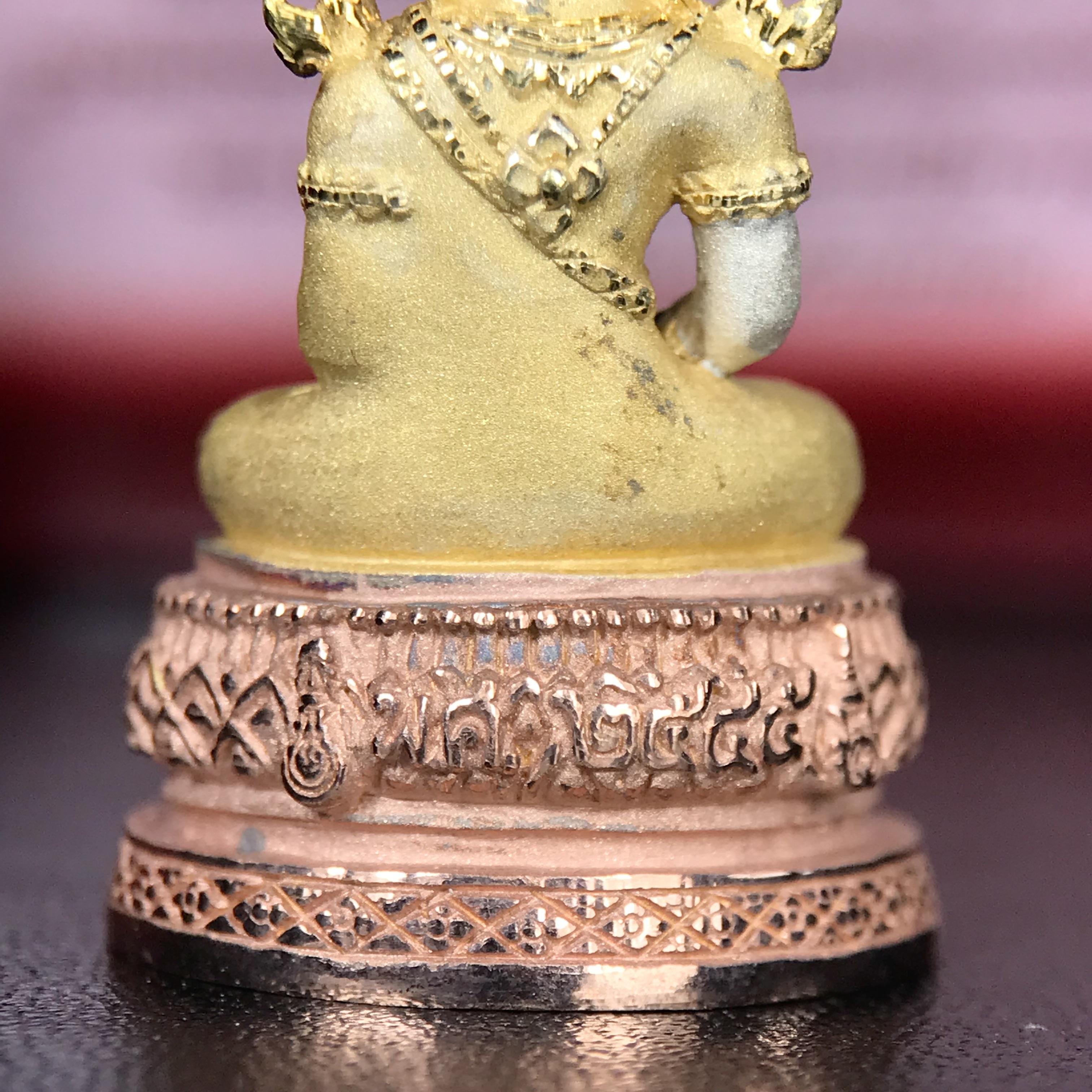 พระแก้วมรกต ภปร.(รุ่นแรก) ปี2545 จัดสร้างในมหาวโรกาส พระบาทสมเด็จพระเจ้าอยู่หัวรัชกาลที่ 9 ครบรอบ 75 พรรษา และฉลองกรุงรัตนโกสินทร์ครบ 220 ปี พิมพ์ลอยองค์ใหญ่ เนื้อเงินบริสุทธิ์ 92.5%(สามกษัตริย์) ขนาด 19*35 มม. พร้อมกล่อง สวยครบสมบูรณ์(องค์หมายเลข ๒๐๐)