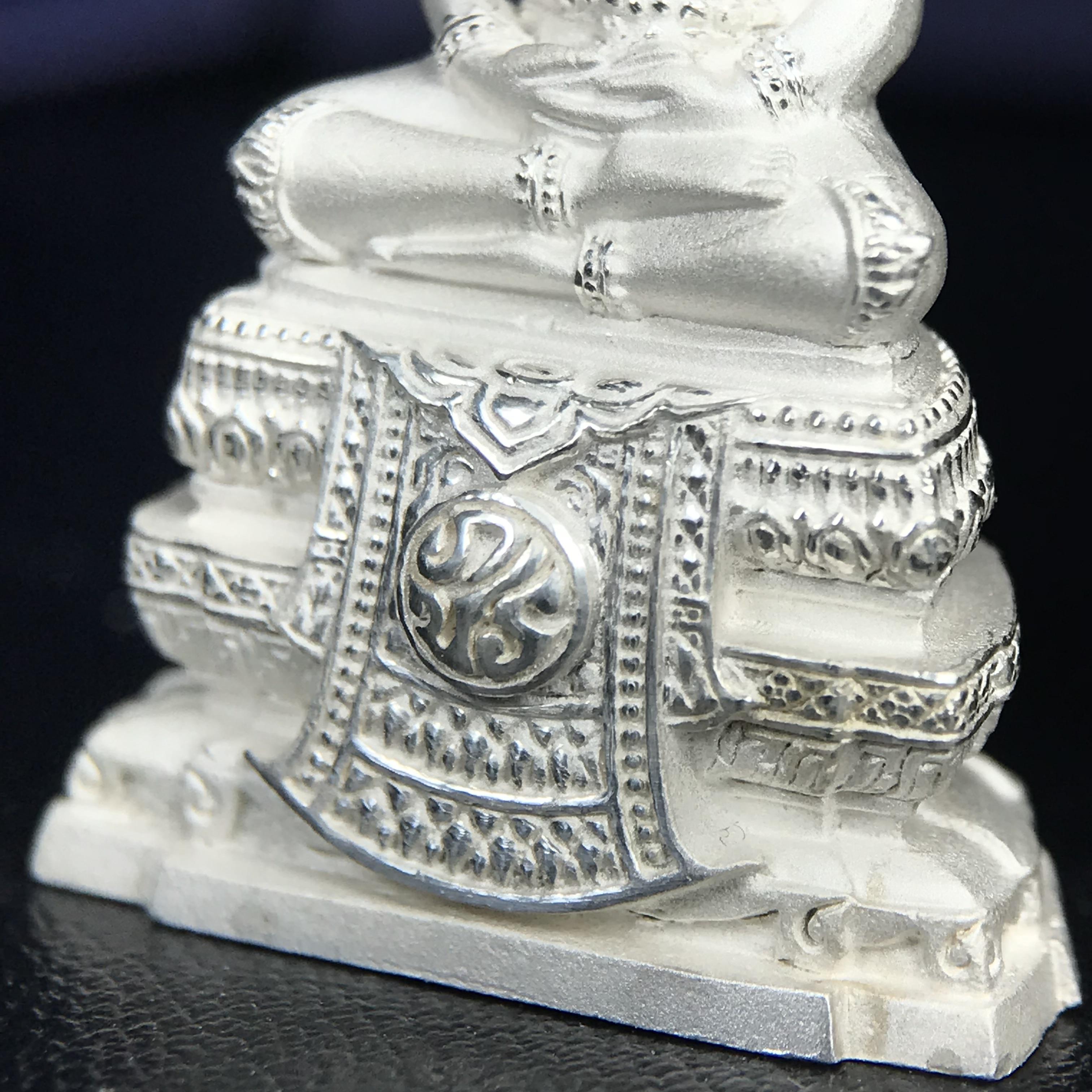 พระแก้วมรกต ภปร. ปี 2547 จัดสร้างโดยโรงพยาบาลภูมิพลอดุลยเดช เนื้อเงิน ลอยองค์ สูง 3.7 ซม.หน้าตัก 1/2 นิ้ว พิธีมหามังคาภิเษก ณ พระอุโบสถวัดพระศรีรัตนศาสดาราม(วัดพระแก้ว) งดงามทรงคุณค่าอีกหนึ่งรุ่นยอดนิยม หายาก(หมายเลขต้นๆหลักร้อย ๕๗๓)(1ใน3000องค์)