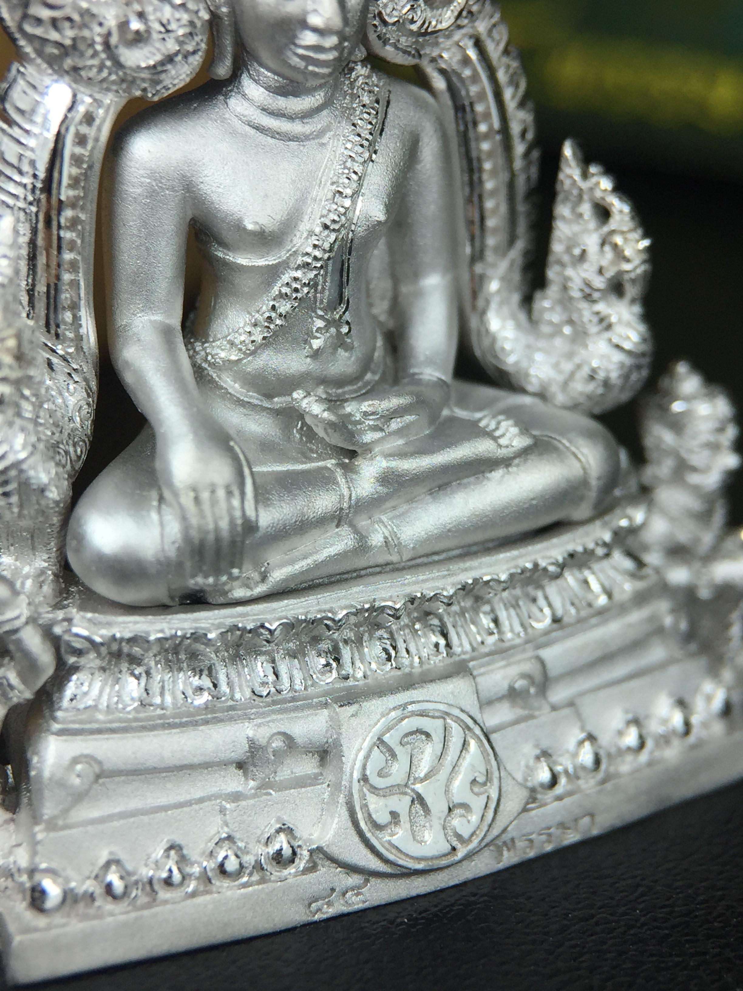 พระพุทธชินราช(จำลอง) ภปร. 84 พรรษา เนื้อเงินชุบทองคำขาว พิมพ์ใหญ่ขนาดหน้าตัก 3/4 นิ้ว(พระราชทานมวลสาร จิตรลดาและเส้นพระเจ้า(เส้นผม))รัชกาลที่9)พุทธศิลป์ทรงคุณค่าอีกหนึ่งรุ่นยอดนิยม(1ใน 3000 องค์)