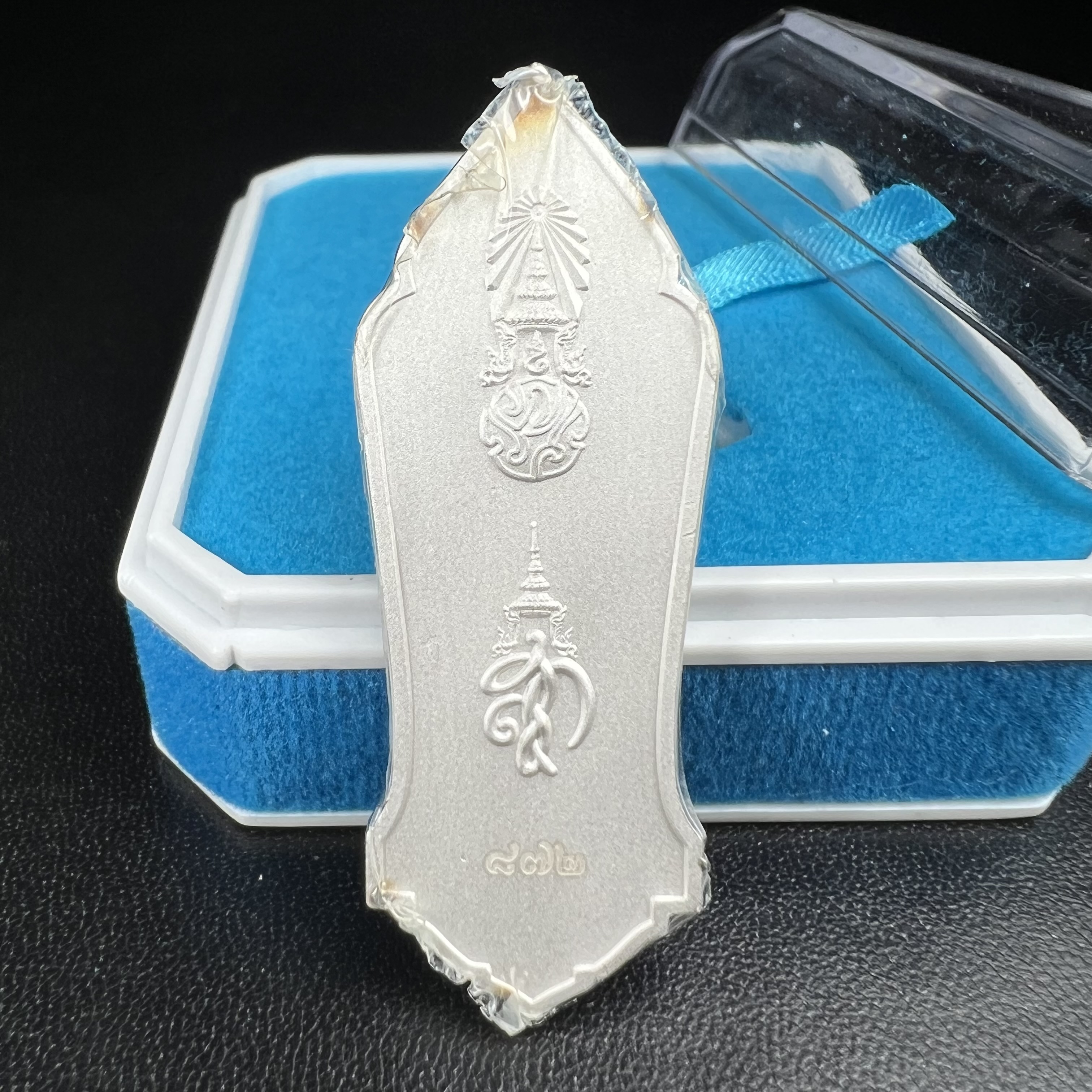 เหรียญที่ระลึกพระพุทธเมตตาประชาไทยไตรโลกนาถคันธารราฐอนุสรณ์ หลัง ภปร. และ สก. วัดทิพย์สุคนธาราม จ.กาญจนบุรี ปี 2558 เนื้อเงิน 99.99% ขนาดสูง 4.6 ซม. ที่ระลึก ร.9 พระชนมพรรษาครบ 7 รอบ และ สมเด็จพระราชินี พระชนมพรรษา 80 พรรษา พิธีใหญ่(หายาก1 ใน 999 เหรียญ)