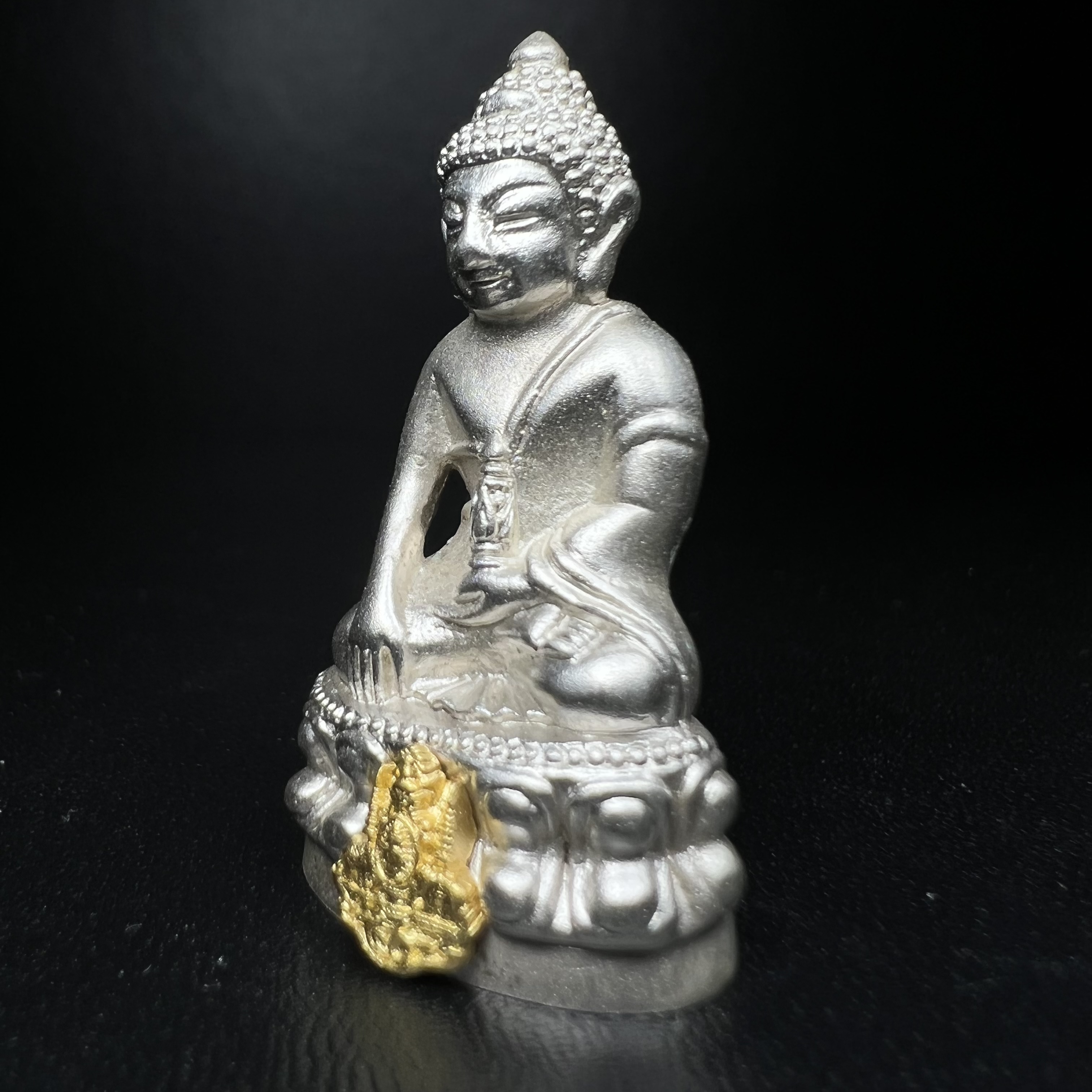 พระกริ่งสมเด็จญาณ วัดบวรนิเวศวิหาร เนื้อเงินบริสุทธิ์ 92.5% ตรากาญจนาภิเษกทองคำ(เนื้อทองคำแท้) พระราชทานแจกเมื่อ 3 ตุลาคม 2538 จัดสร้างในวโรกาส สมเด็จพระญาณสังวร สมเด็จพระสังฆราช ฉลองพระชนมายุครบ 82 พรรษา และฉลองครองราชสมบัติครบ 50 ปี รัชกาลที่ 9(หายาก)