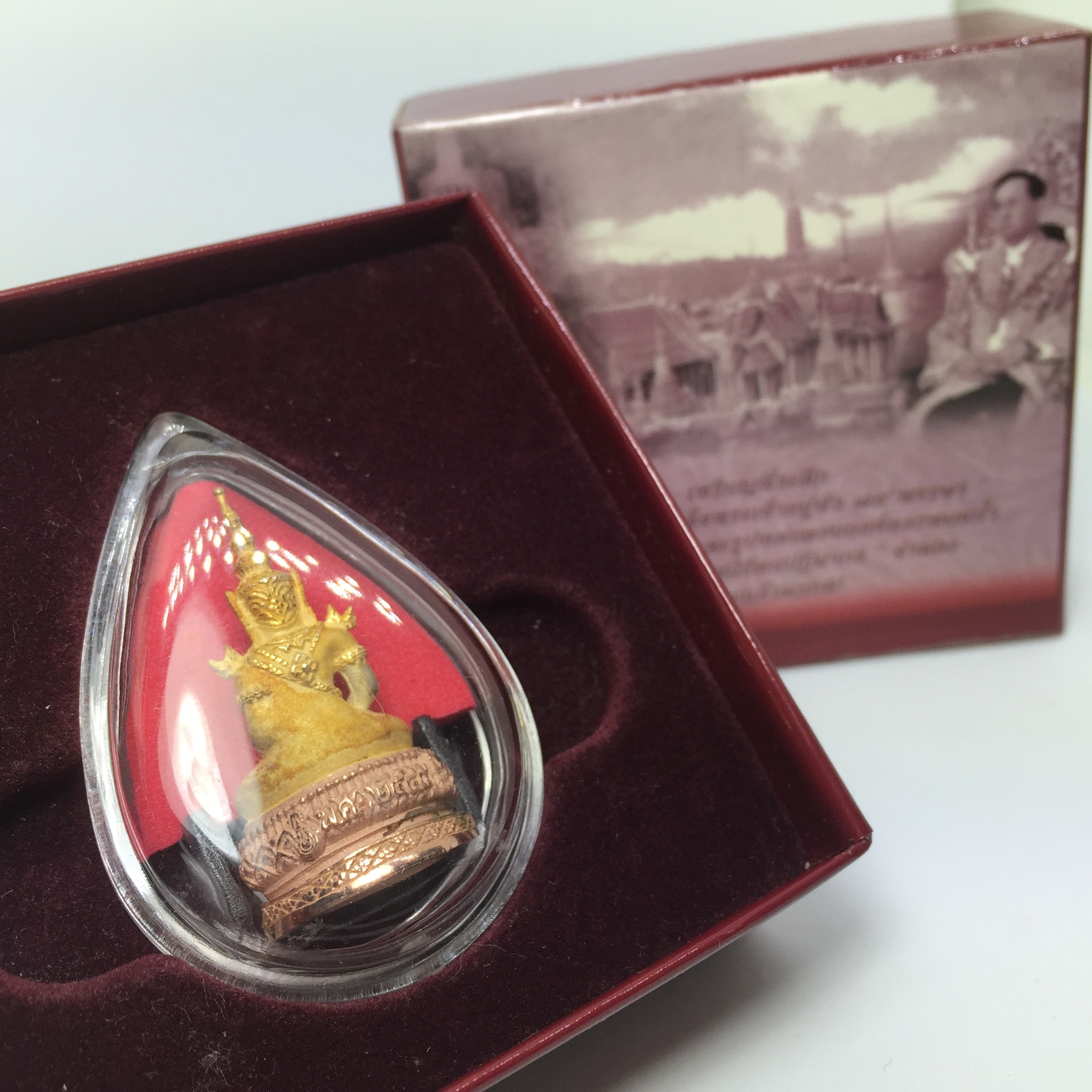 รูปหล่อลอยองค์ พระแก้วมรกต ภปร ปี45 รุ่นฉลองกรุงรัตนโกสินทร์ครบ 220 ปี เนื้อเงินสามกษัตริย์ พิมพ์ใหญ่