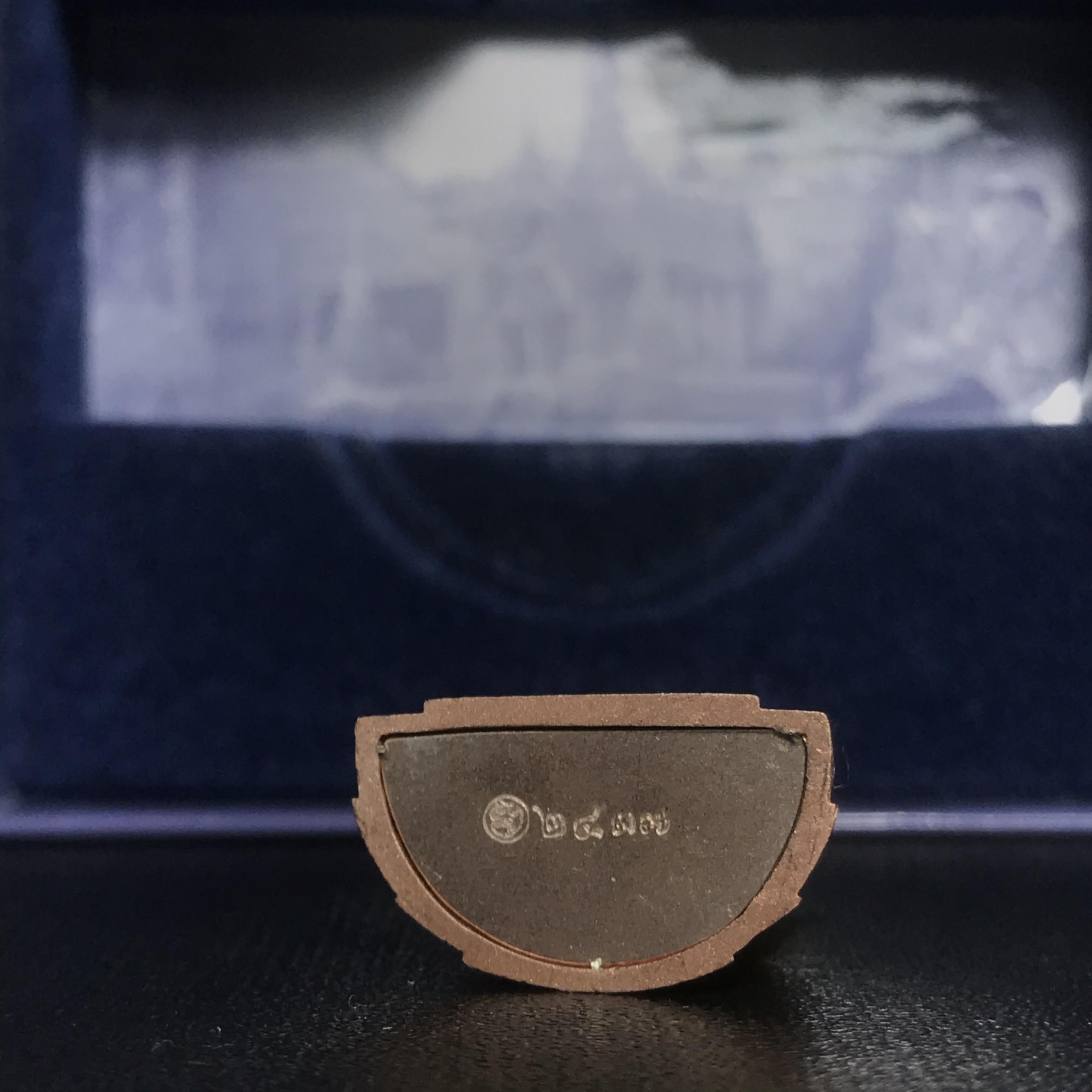 พระแก้วมรกต ภปร. ปี2547 จัดสร้างโดย รพ.ภูมิพลฯ เนื้อเงิน (3 กษัตริย์)ลอยองค์ หน้าตัก 1/2 นิ้ว(1ใน3000องค์)