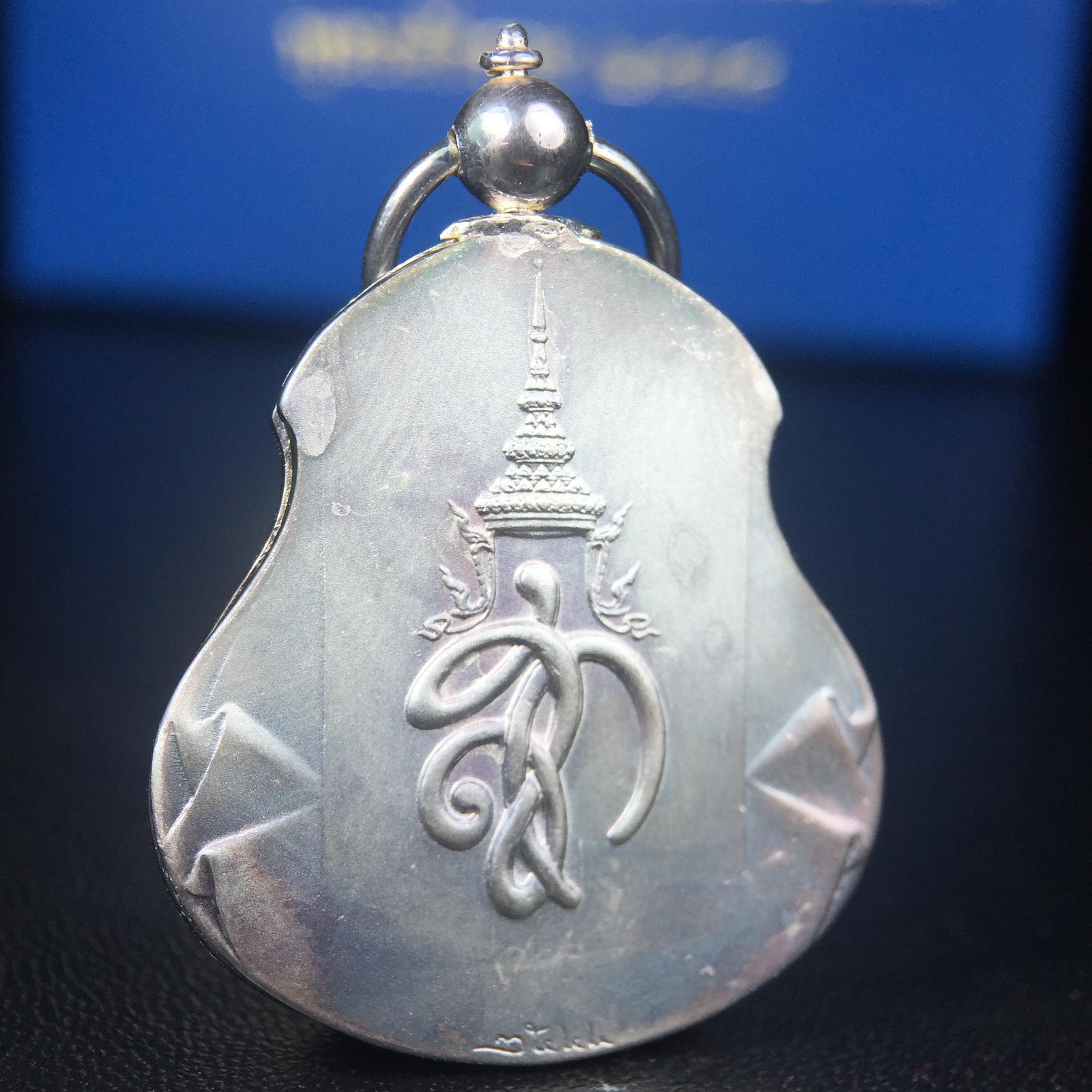 เหรียญหลวงปู่ทวด พระนามาภิไธย สก. แบบงานฉลุโบราณ(HAND MADE) ปี 2544 เนื้อเงิน(ผิวเดิมขึ้นสีรุ้งธรรมชาติสวยมาก) พิธีปลุกเสก ณ อุโบสถวัดช้างให้ และ พิธีมังคลาภิเษก ณ พระอุโบสถ วัดพระศรีรัตนศาสดาราม(วัดพระแก้ว) (1 ใน 2000 เหรียญ)พบเจอน้อยหายากมาก