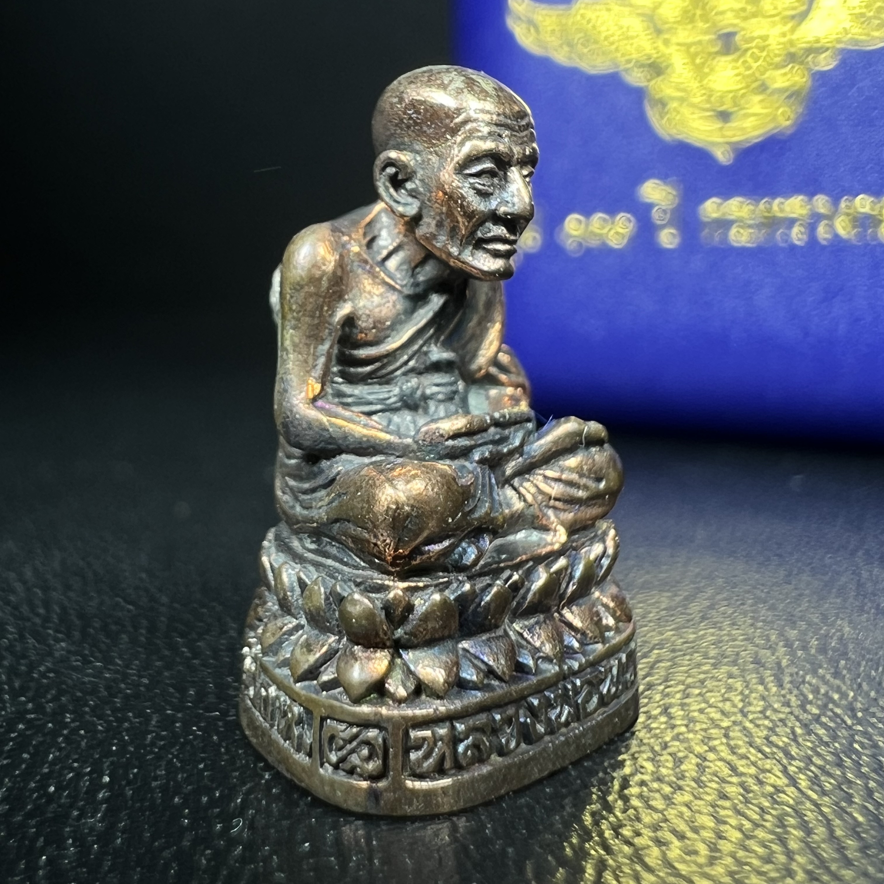 รูปเหมือนหล่อลอยองค์หลวงปู่ทวด รุ่น 111ปี กระทรวงกลาโหม เนื้อนวโลหะรมดำ-ปัดเงา ปี2540 พิธีใหญ่ เข้มขลัง นิยม พร้อมกล่องบรรจุเดิม(คัดสภาพสวยผิวเทพๆผิวรุ้งๆ)ทั้งพิธีทั้งพุทธศิลป์ทรงคุณค่าอีกหนึ่งรุ่นยอดนิยม