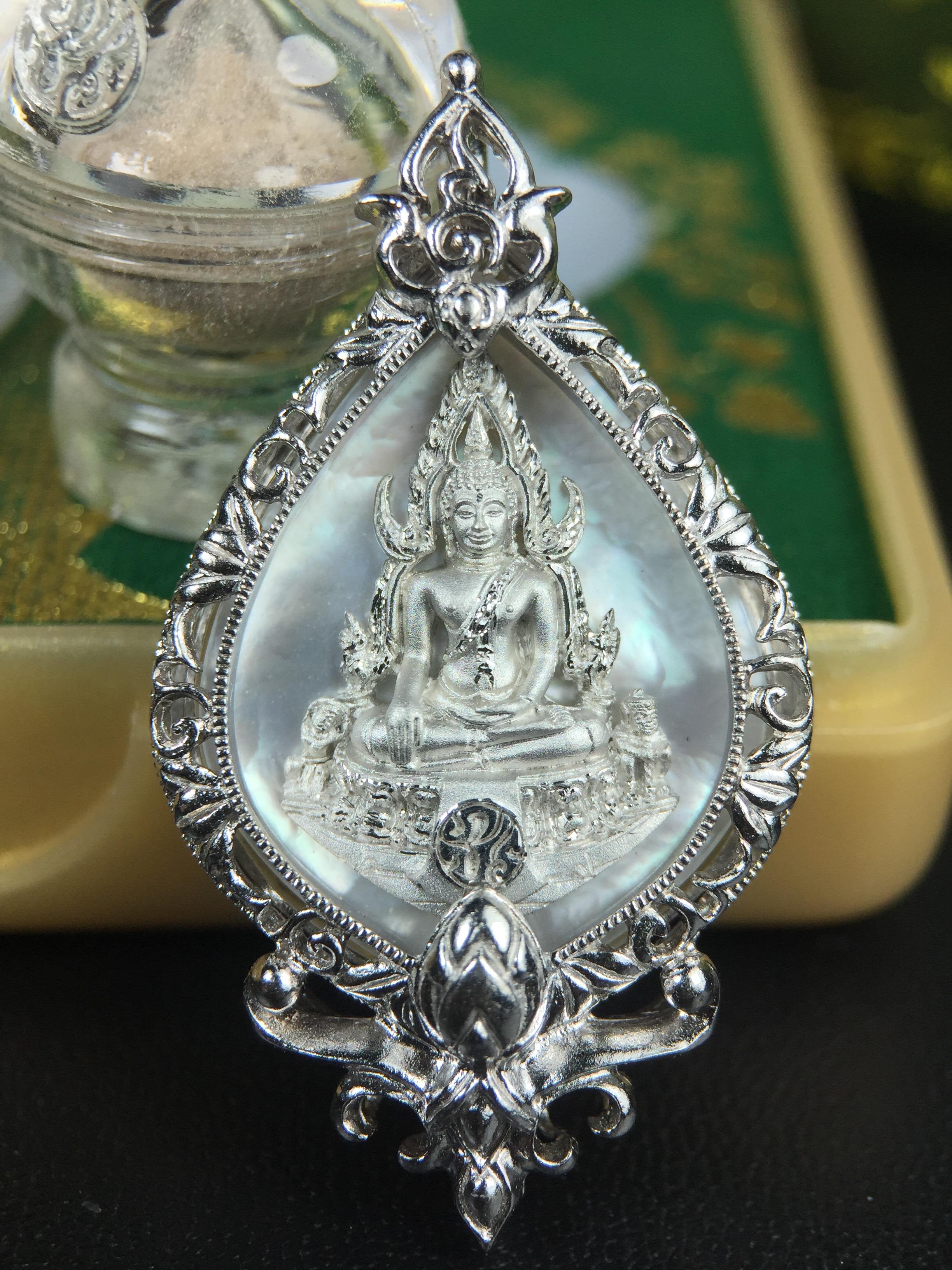 พระพุทธชินราช(จำลอง) ภปร. 84 พรรษา ทรงหยดน้ำ เนื้อเงินชุบทองคำขาว ขนาด 20*36 มม. (พระราชทานมวลสาร จิตรลดาและเส้นพระเจ้า(เส้นผม)รัชกาลที่9)พุทธศิลป์ทรงคุณค่าอีกหนึ่งรุ่นยอดนิยม งดงาม ทรงคุณค่า หายาก