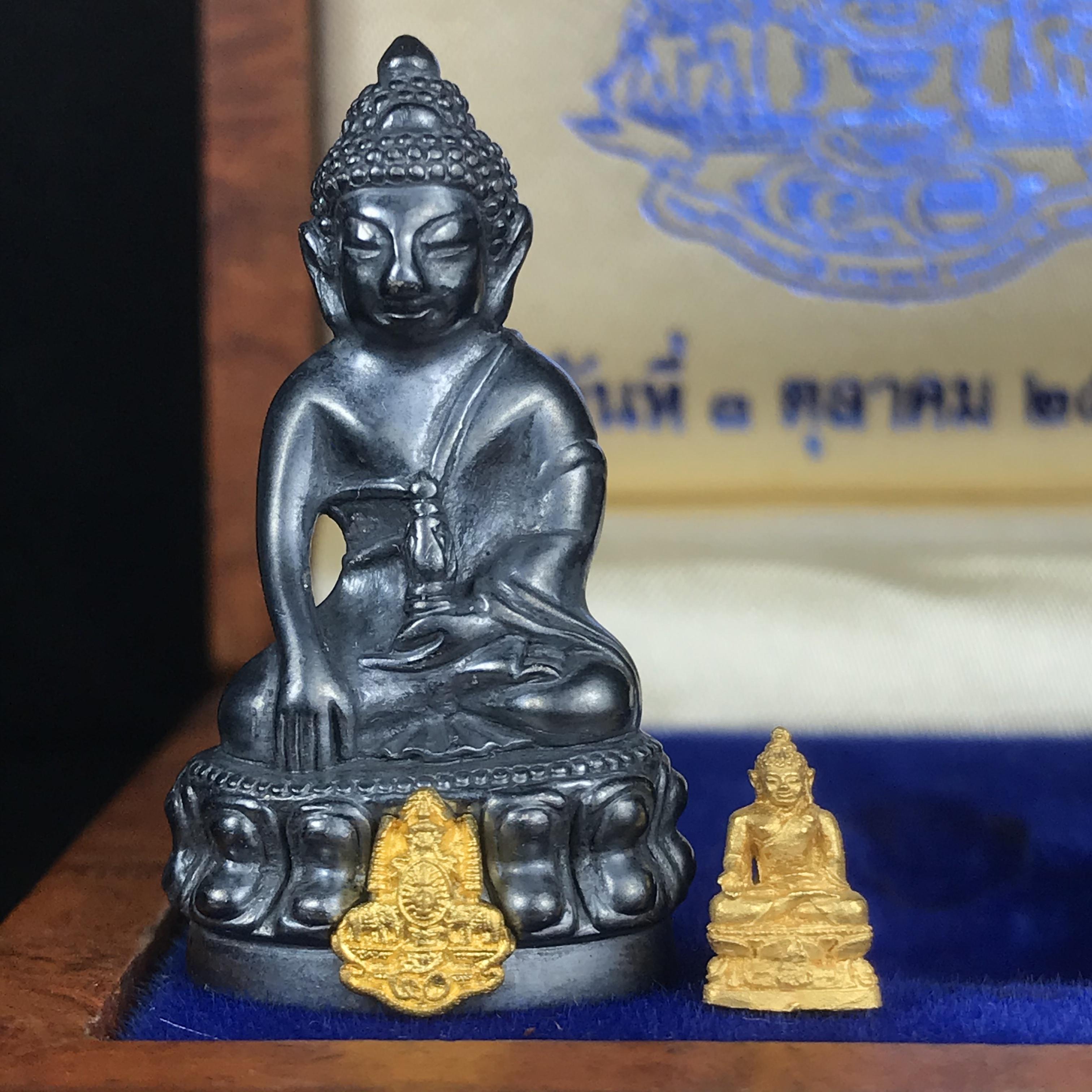 พระกริ่งสมเด็จญาณ วัดบวรนิเวศวิหาร เนื้อเงินบริสุทธิ์ 92.5% ตรากาญจนาภิเษกทองคำ+พระชัยวัฒน์ไพรีพินาศ เนื้อทองคำ พระราชทานแจกเมื่อ 3 ตุลาคม 2538 มาพร้อม กล่องลายไม้สุดหรู(ครบชุด หายาก)