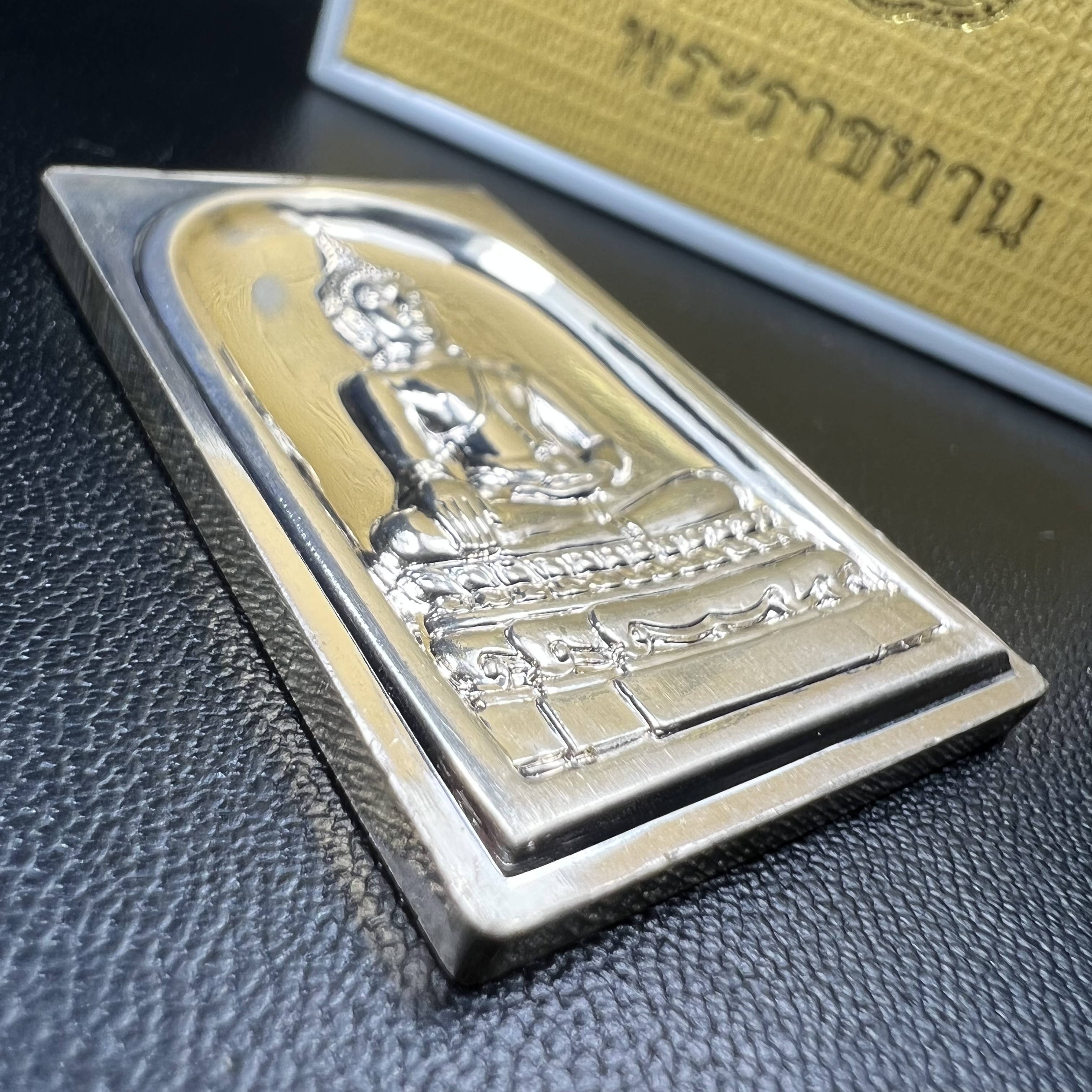 พระพุทธชินสีห์ หลังตรา ปรมาภิไธยย่อ ภปร. ในวโรกาสเฉลิมพระชมพรรษาในหลวงรัชกาลที่9 ครบ 7 รอบ และ ที่ระลึกสมโภชวัดบวรนิเวศวิหารครบ 175 ปี พ.ศ.2554 เหรียญเนื้อเงิน พิมพ์ใหญ่ ขนาดสูง 3.8 ซม. พร้อมกล่องบรรจุเดิมพระราชทาน(1 ใน 1585 เหรียญ)หายาก