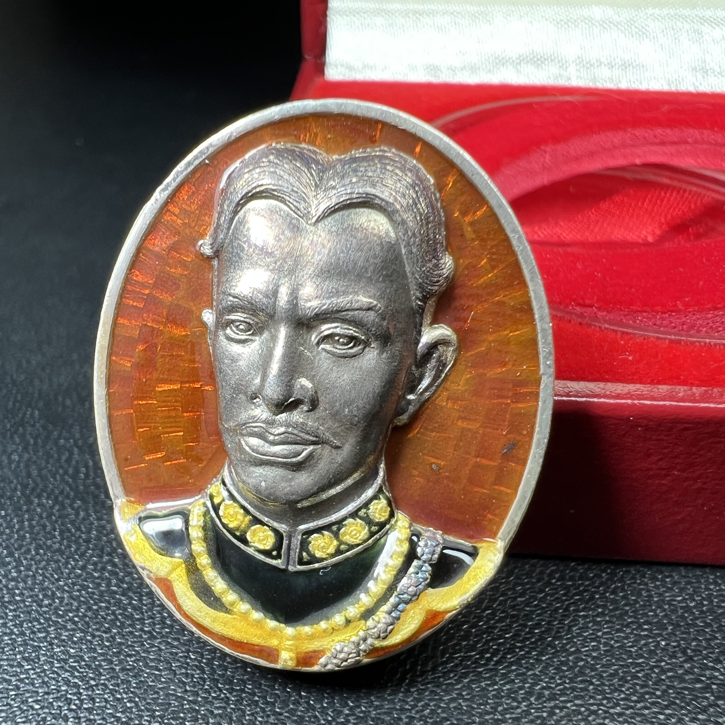 เหรียญพระบรมรูปเหมือนสมเด็จพระเจ้าตากสินมหาราช รุ่นโชคมงคล ปี 2545 เนื้อเงินลงยา พิธีเทวาภิเษก ณ อนุสาวรีย์ วัดพิชัยสงคราม ณ พระวิหารสมเด็จพระเจ้าตากสินมหาราช วัดอินทาราม ธนบุรี พิธีบวงสรวงขอบารมี ณ อนุสาวรีย์พระเจ้ากรุงธนบุรี วงเวียนใหญ่(พิธีใหญ่สภาพสวย)