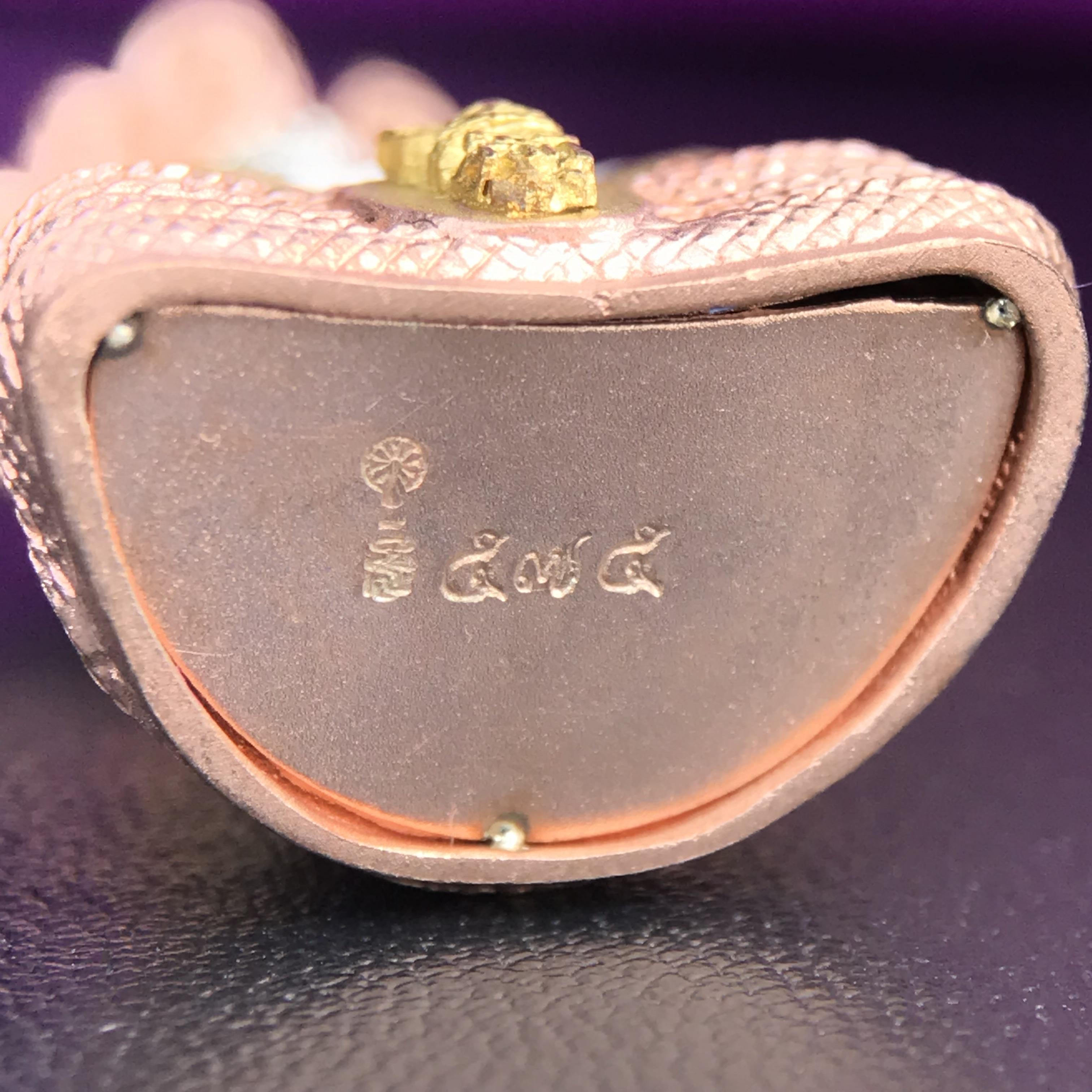 พระนาคปรก สธ. รุ่นสร้างพระอุโบสถเฉลิมพระเกียรติ 4 รอบ 84 พรรษา สมเด็จพระเทพรัตนราชสุดาฯ วัดบวรนิเวศวิหาร ปี 2543 พิมพ์ใหญ่ เนื้อเงินบริสุทธิ์ ชุบสามกษัตริย์แบบพ่นทรายขัดเงาบางส่วน(สภาพ สวย )พิธีใหญ่ พุทธศิลป์งดงาม หายาก (1 ใน 1999 องค์)