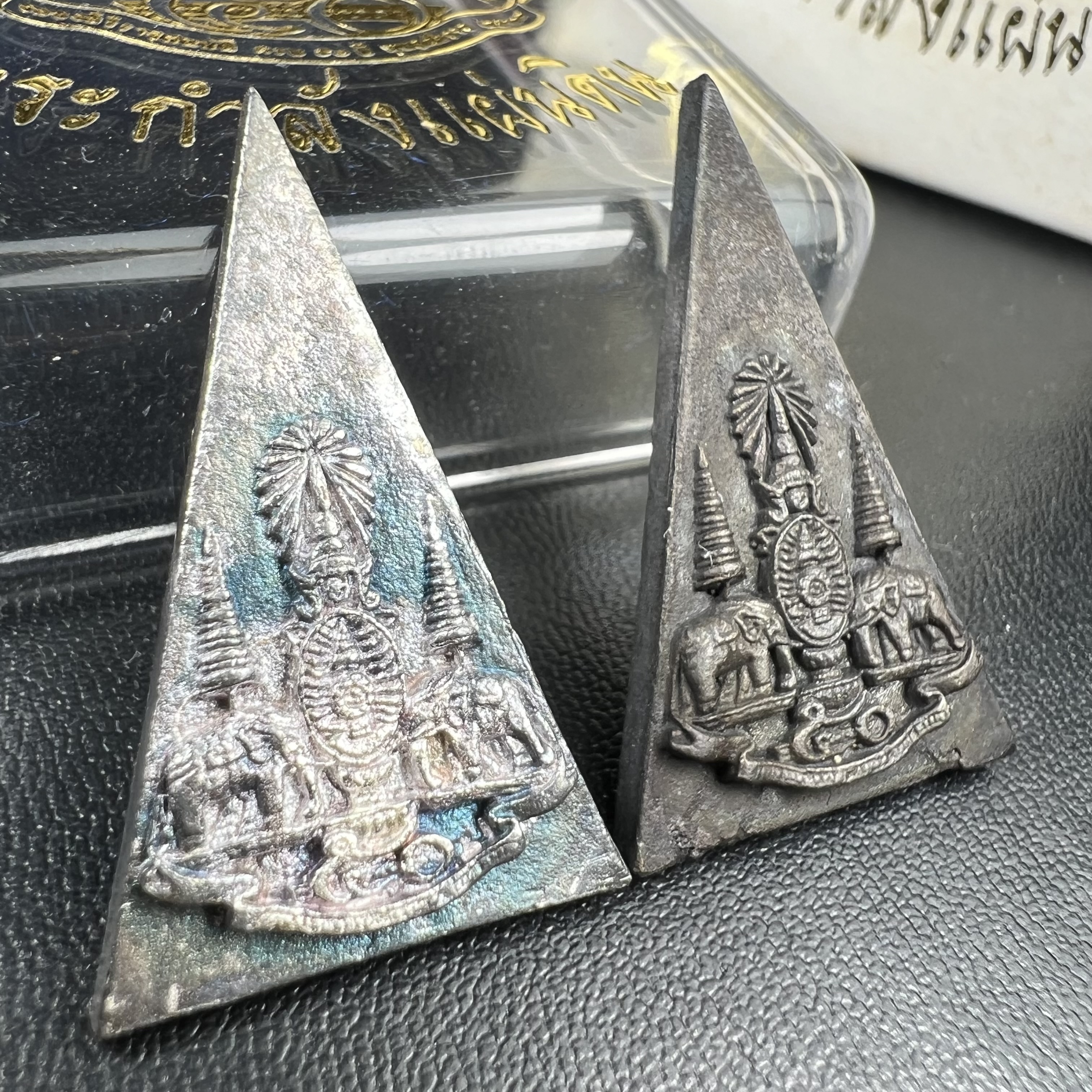 พระกำลังแผ่นดิน (สมเด็จจิตรลดา2) จัดสร้างเฉลิมพระเกียรติ ร.9 ครองราชย์ 50 ปี 2539 เนื้อเงิน(ผิวเดิมกลับดำ รุ้งๆสวย)+เนื้อนวโลหะ(สร้างน้อยหายาก)พร้อมกล่องบรรจุเดิมครบสมบูรณ์(1ใน2539องค์)