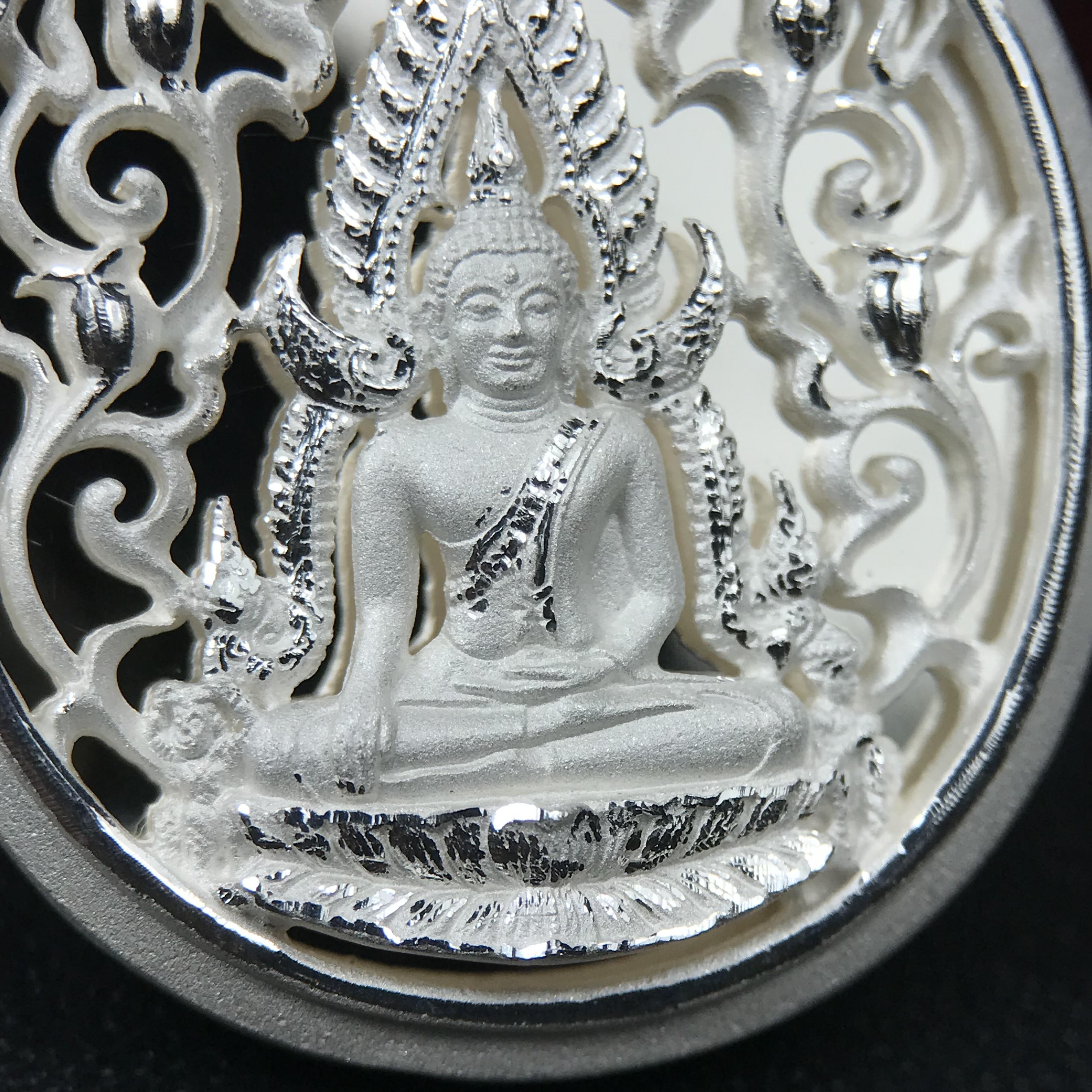 พระพุทธชินราช รุ่น ประวัติศาสตร์ มูลนิธิเพื่อตำรวจไทยจัดสร้าง ปี 2562 เนื้อเงินขัดเงา พิมพ์เหรียญรูปไข่ฉลุลายไทย พิมพ์ใหญ่ พระพุทธชินราช แบบจิวเวอร์รี่ (ขนาดสูง 2.9 ซม.) (สภาพ สวย ซีนซองเดิม กล่องบรรจุเดิมครบสมบูรณ์)