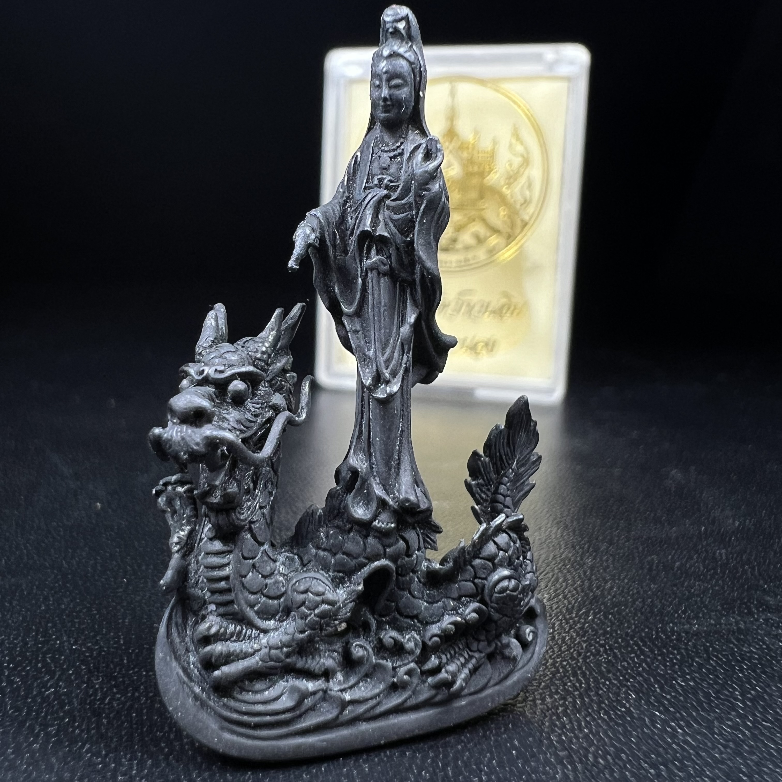 รูปหล่อลอยองค์พระโพธิสัตว์กวนอิม ทรงประทับมังกร จ.ระนอง พ.ศ.2539 เนื้อนวโลหะ พิมพ์ใหญ่(สวยงดงาม เข้มขลัง ทรงคุณค่า) เฉลิมฉลองในวโรกาสที่พระบาทสมเด็จพระเจ้าอยู่หัวทรงครองสิริราชสมบัติครบ 50 ปี(องค์หมายเลข๘๘๗๒)