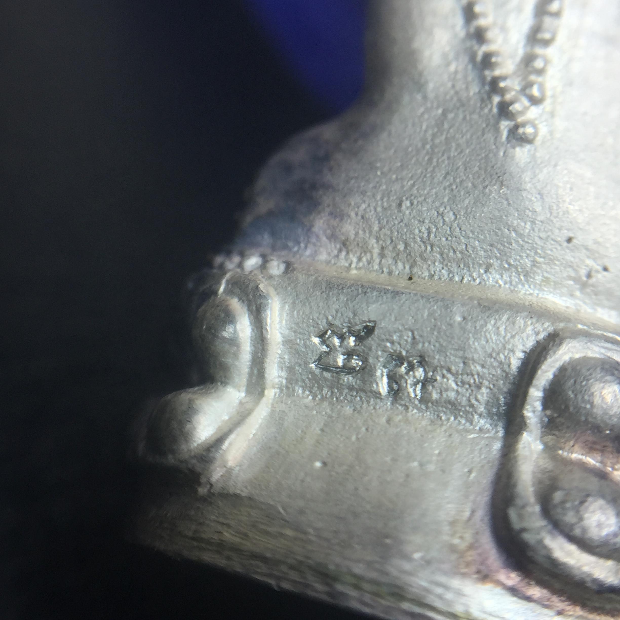 พระกริ่งรุ่นสร้างเจดีย์ วัดคีรีวิหาร ปี 2538 เนื้อเงิน(สภาพผิวสวยเดิม) ที่ระลึกในวาระครบ 5 รอบของ สมเด็จพระวันรัต(จุนท์ พฺรหฺมคุตฺโต) วัดบวรนิเวศวิหาร(เนื้อเงินตอกโค๊ตด้านหลังและเลขใต้ฐาน องค์นี้หมายเลข 360(ผลรวมได้9 เลขมงคล))(1 ใน 561 องค์)หายาก!!