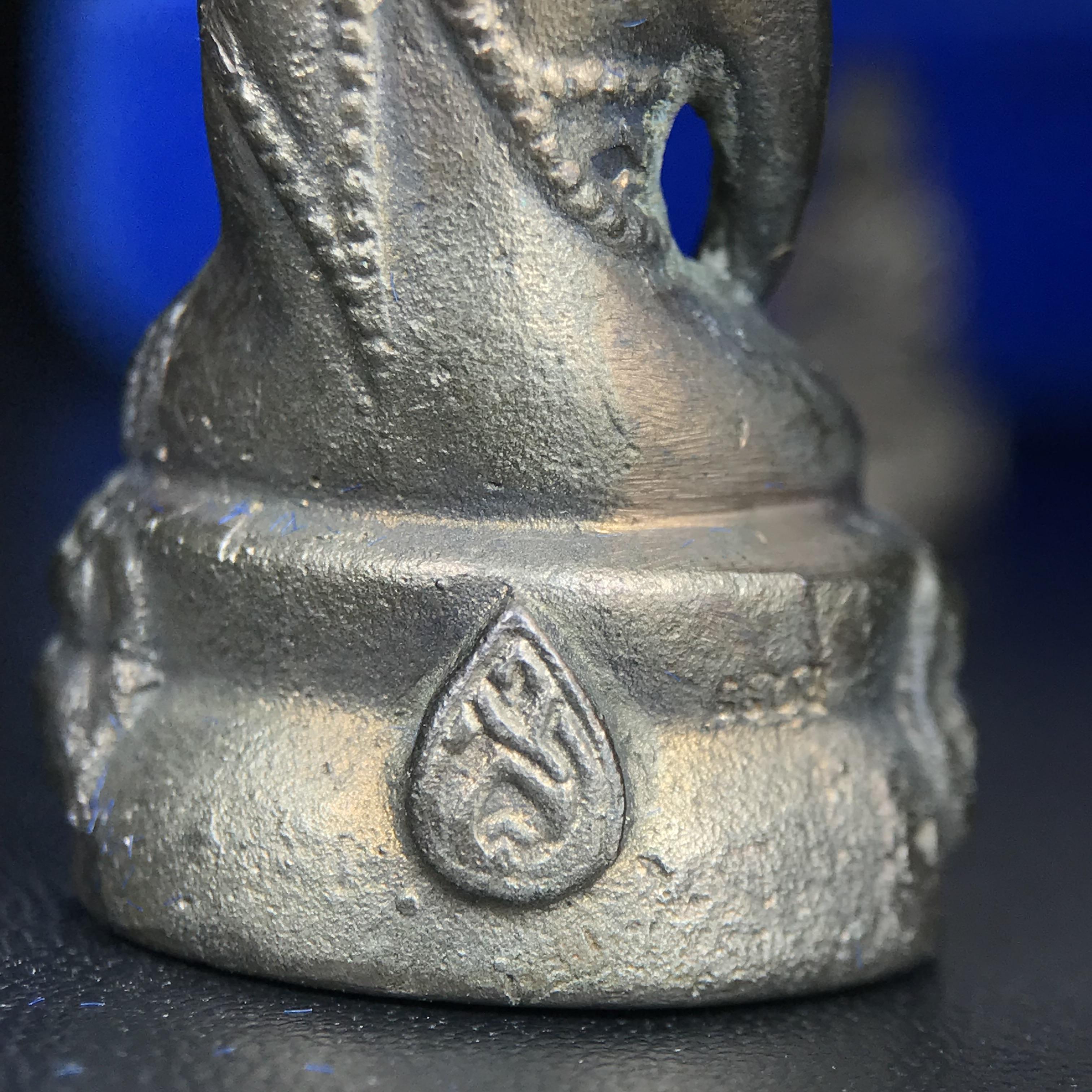 พระกริ่ง-พระชัยวัฒน์ สว. 90 พรรษาสมเด็จย่า ปี2533 เนื้อนวโลหะ(แก่ทองคำผสมทองคำเยอะมากรุ่นนี้)(ในหลวงรัชกาลที่9เสด็จในพิธี)(หล่อแบบโบราณอุดมวลสาร 108 แบบฉบับพระกริ่งใหญ่สายวัดสุทัศน์ พระสังฆราช(แพ))(1 ใน 3000 ชุด) หายาก(***องค์นี้ผิวเนื้อนวโลหะสวยมาก***)