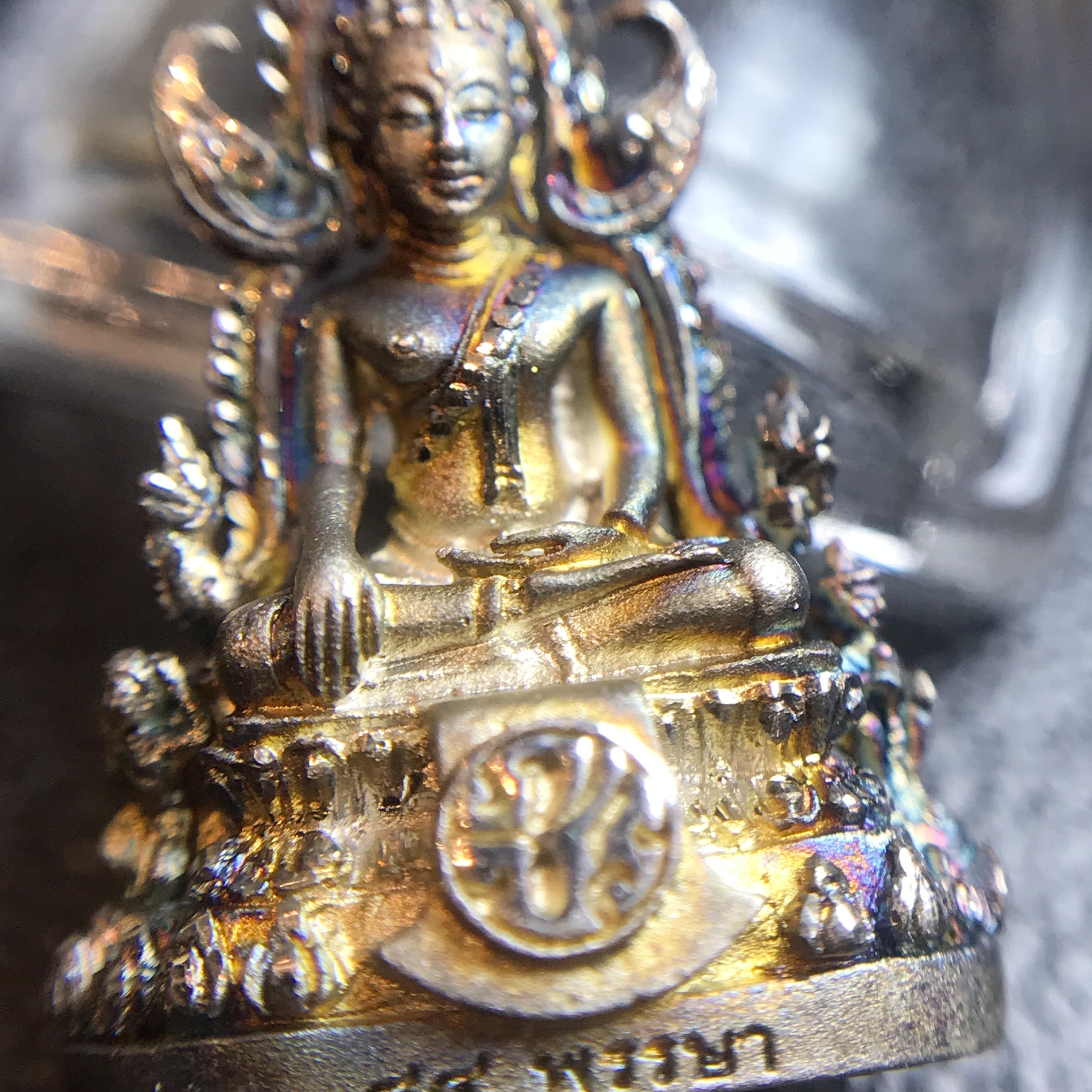 พระพุทธชินราช(จำลอง) ภปร 84 พรรษา เนื้อเงินชุบทองคำขาว พิมพ์เล็กขนาดหน้าตัก 1/4 นิ้ว สภาพผิวเดิมขึ้นผิวรุ้งสวยงาม