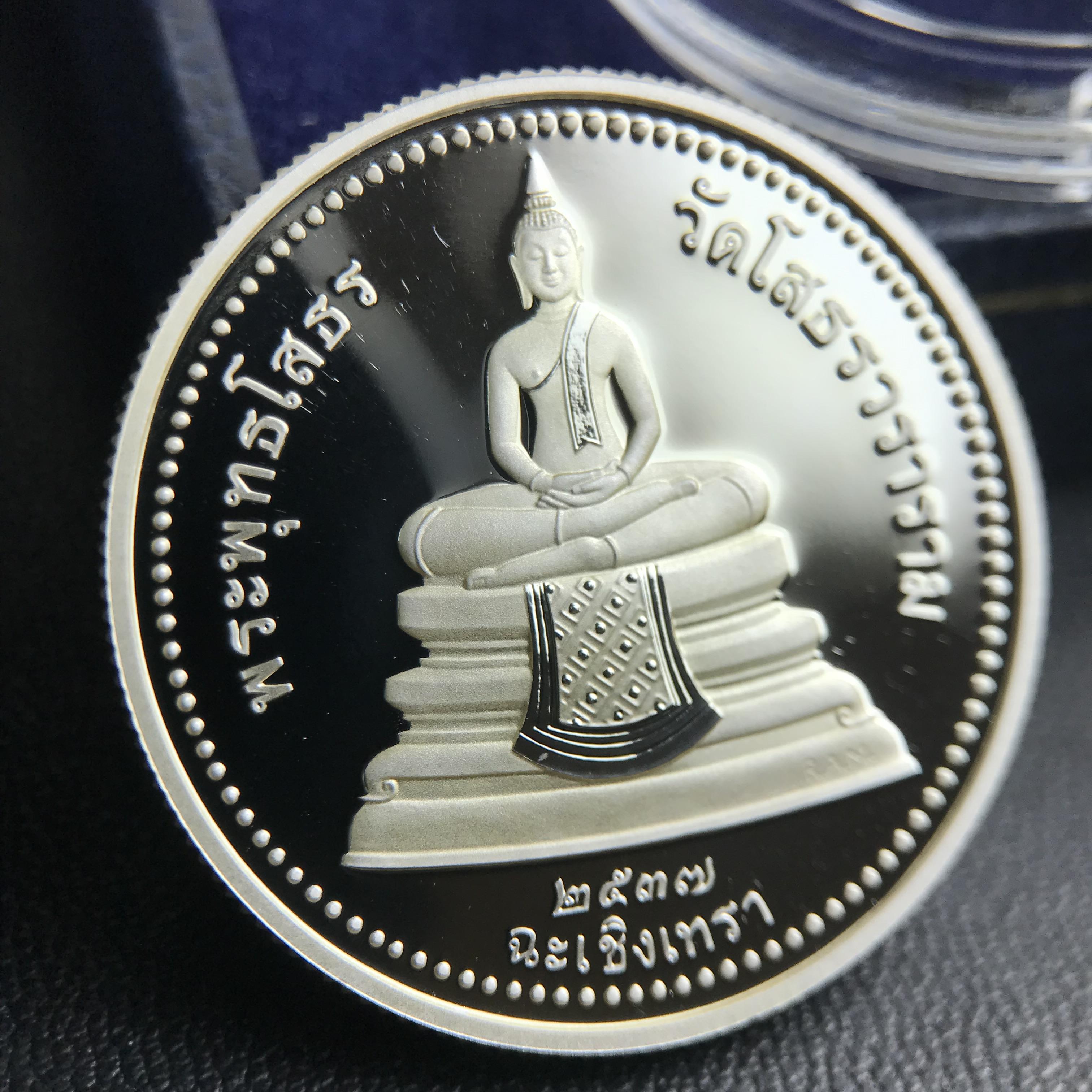 เหรียญพระพุทธโสธร 2 หน้า วัดโสธรวรารามวรวิหาร จ.ฉะเชิงเทรา ปี 2537เนื้อเงินขัดเงาสองหน้า ขนาด 2.8 ซ.ม. บล็อกนอก ผลิตที่โรงกษาปณ์ Royal Australian Mint ประเทศออสเตรเลีย พร้อมกล่องบรรจุเดิม สภาพสวย