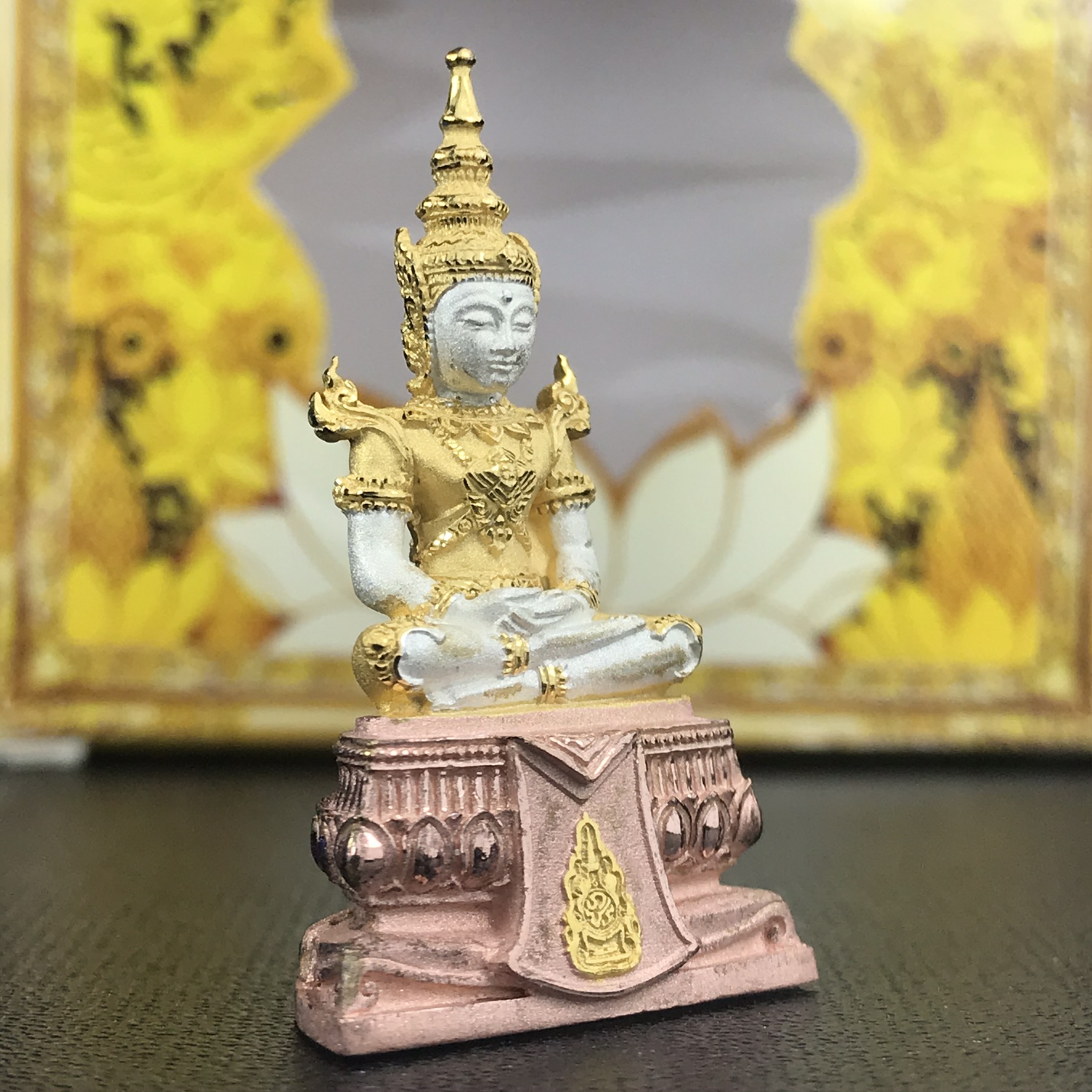 พระแก้วมรกต(จำลอง)ลอยองค์ ขนาดหน้าตัก 1/2 นิ้ว ทรงเครื่องฤดูร้อน เนื้อเงินสามกษัตริย์ ตราสัญลักษณ์ฉลองสิริราชสมบัติ ครบ 60 ปี พ.ศ.2549(สภาพสวย ครบ สมบูรณ์)