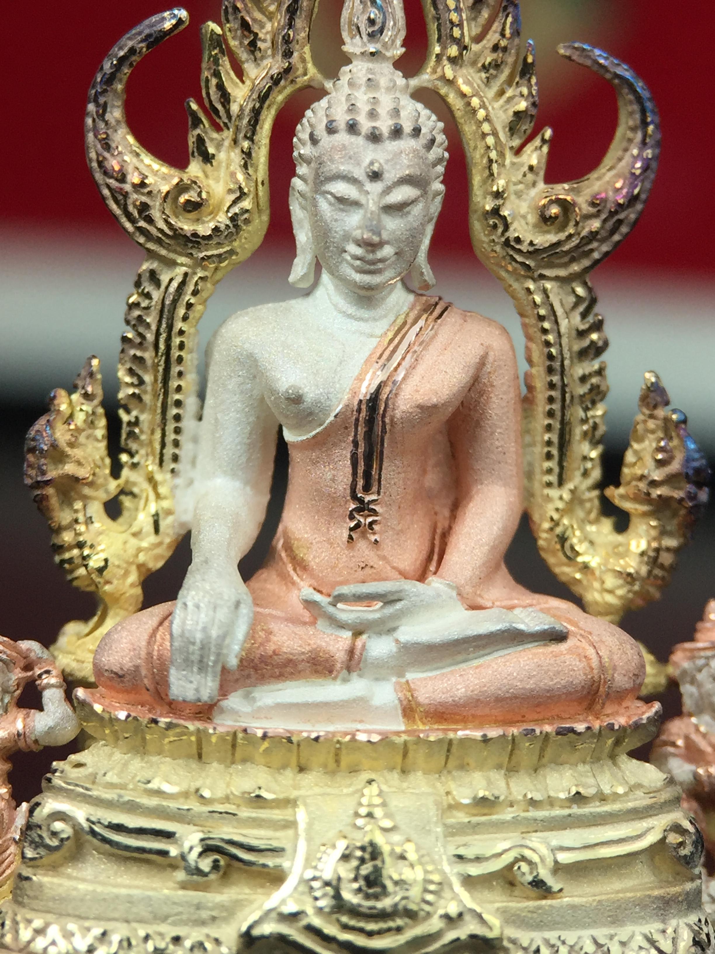 พระพุทธชินราช ภปร. ในวโรกาสพระราชพิธีมหามงคล เฉลิมพระชนมายุ6รอบ 5ธันวาคม2542 มูลนิธิพิทักษ์ดวงตาประชาชน จัดสร้าง เนื้อเงินบริสุทธิ์ 99.9% แบบสามกษัตริย์ขัดเงาบางส่วน พิมพ์ใหญ่ ขนาดสูง 3.4 ซม. พร้อมกล่องบรรจุเดิม