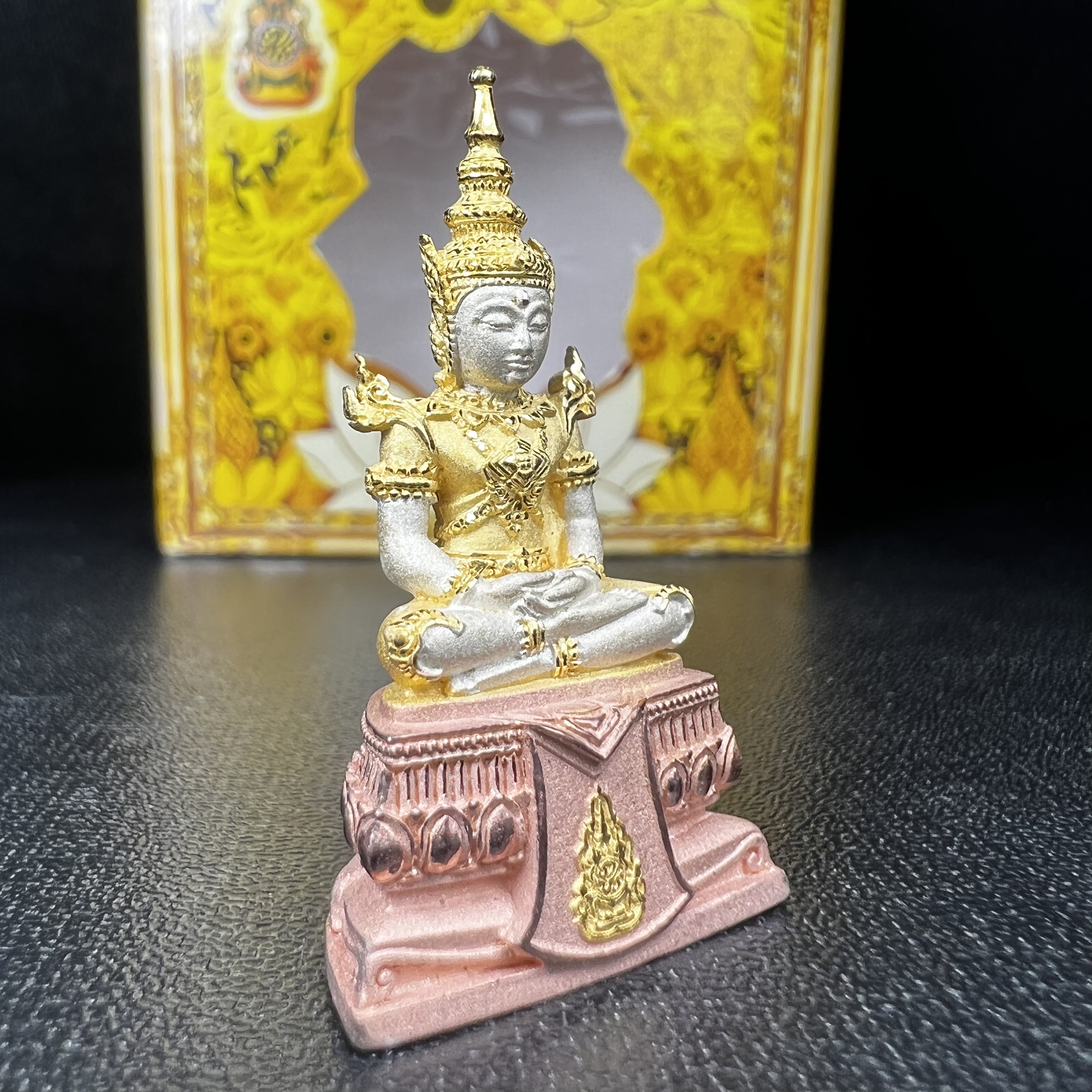 พระแก้วมรกต(จำลอง)ลอยองค์ ขนาดหน้าตัก 1/2 นิ้ว ทรงเครื่องฤดูร้อน เนื้อเงินสามกษัตริย์ ตราสัญลักษณ์ฉลองสิริราชสมบัติ ครบ 60 ปี พ.ศ.2549(สภาพสวย ครบ สมบูรณ์)