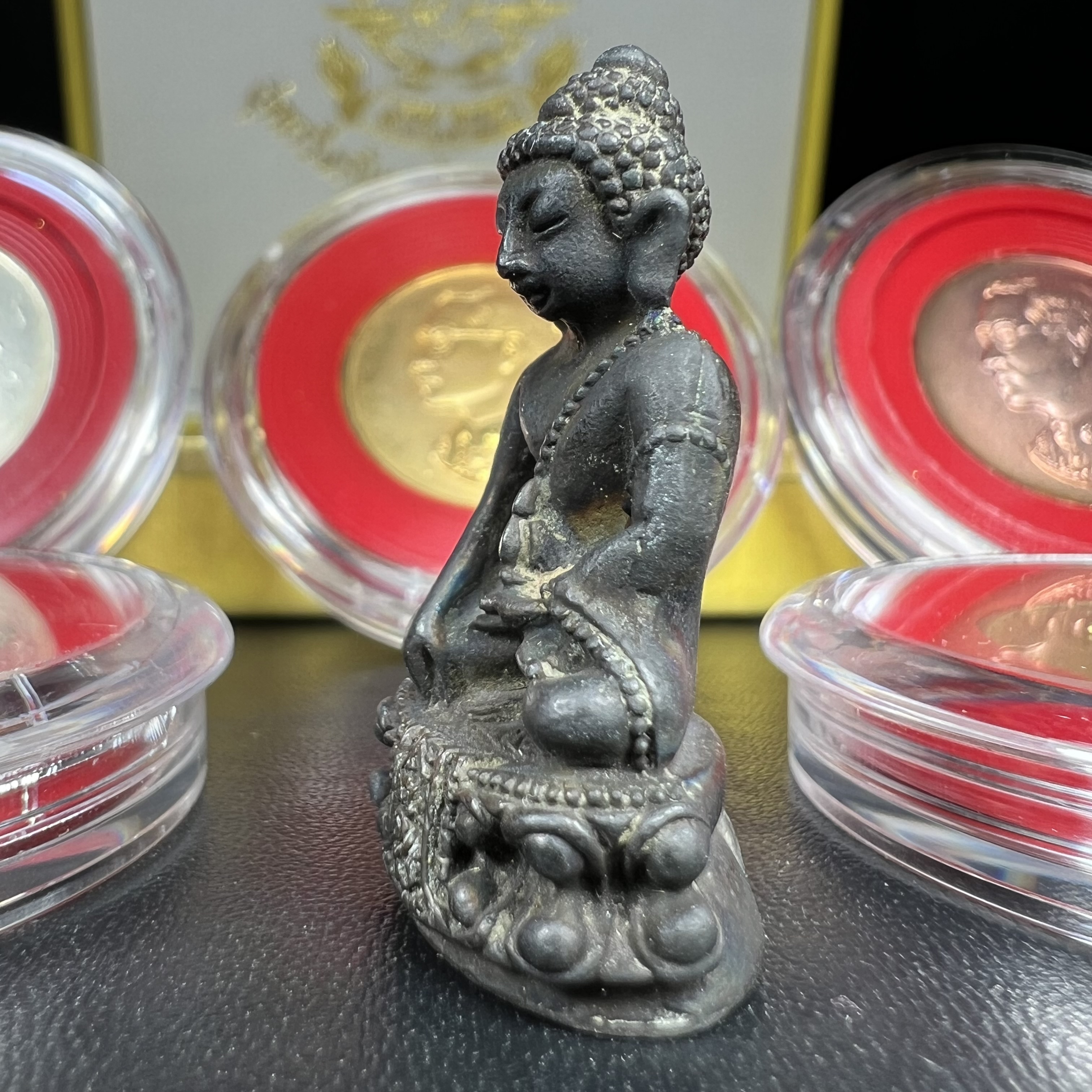 วัตถุมงคลคุ้มเกล้าฯ มหามงคลเฉลิมพระชนมพรรษา 6 รอบ รัชกาลที่ 9 ชุดพิเศษกรรมการ(สุดหายาก) (ในหลวงรัชกาลที่9 ทรงจุดไฟพระฤกษ์และเททอง พิธีใหญ่)ยอดนิยมหายาก