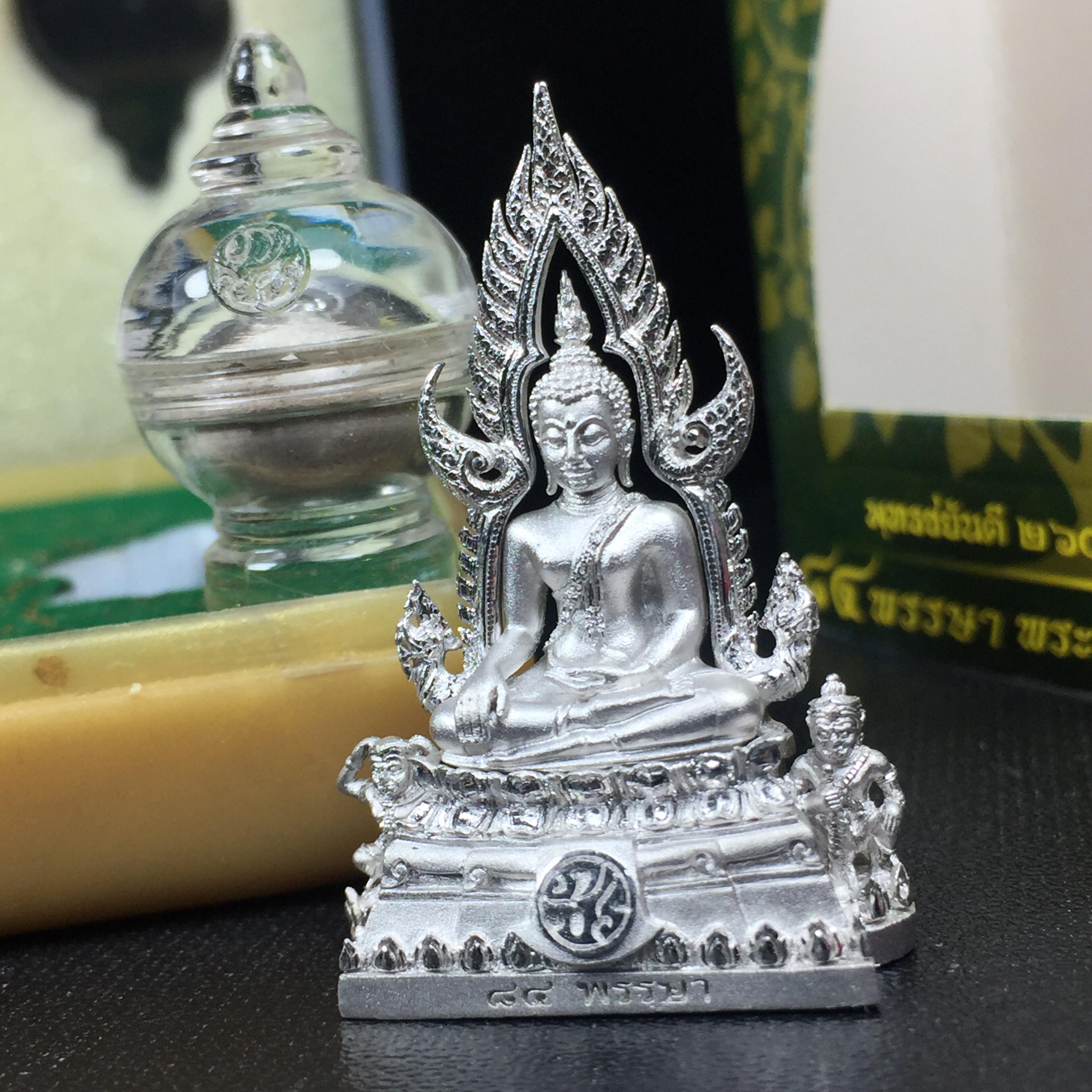 พระพุทธชินราช(จำลอง) ภปร. 84 พรรษา เนื้อเงินชุบทองคำขาว พิมพ์กลางขนาดหน้าตัก 1/2 นิ้ว(1ใน5000องค์) )(พระราชทานมวลสาร จิตรลดาและเส้นพระเจ้า(เส้นผม)รัชกาลที่9)