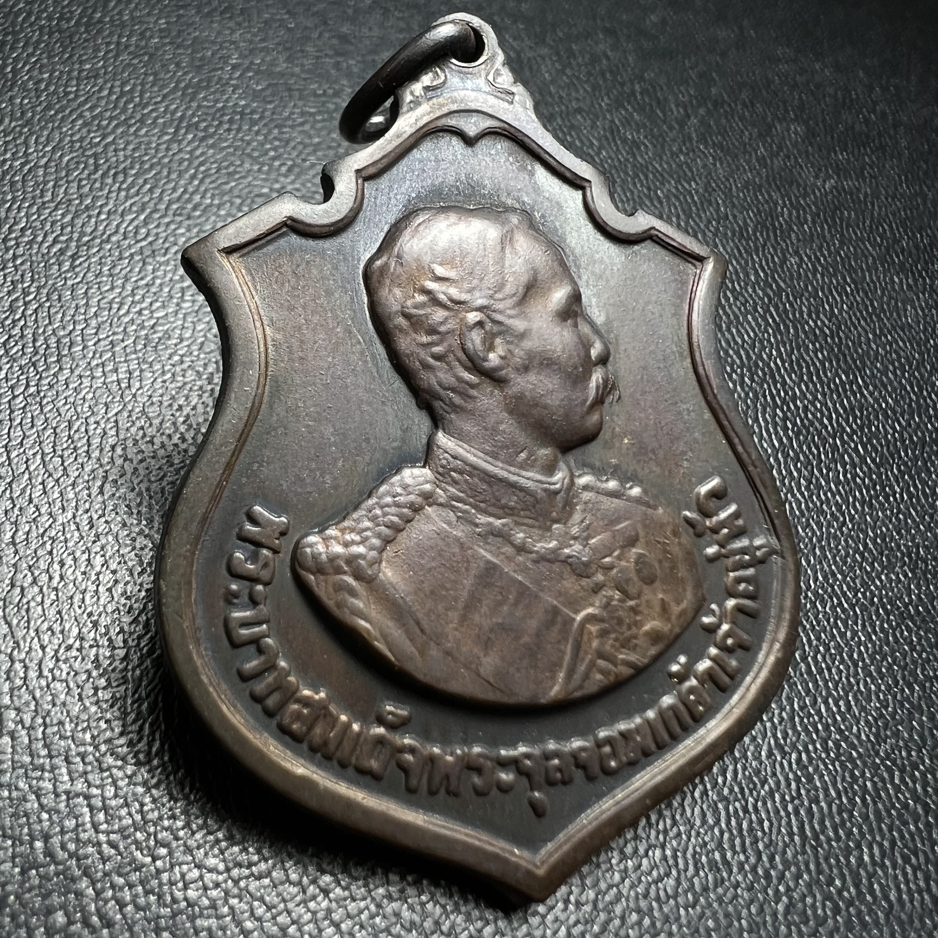 เหรียญรัชกาลที่ 5 ครบรอบ 80 ปี โรงเรียนนายร้อยพระจุลจอมเกล้า ปี2510(รุ่นเเรก) เนื้อทองแดง(คัดสวยสภาพเหรียญสวย สวย แบบนี้ปัจจุบันหายากมากแล้ว)หลวงปู่ทิม , หลวงปู่โต๊ะ และเกจิมีชื่อในยุคต้นปี 2500 หลายรูปร่วมปลุกเสก (พระดี ปีลึก พิธีใหญ่)