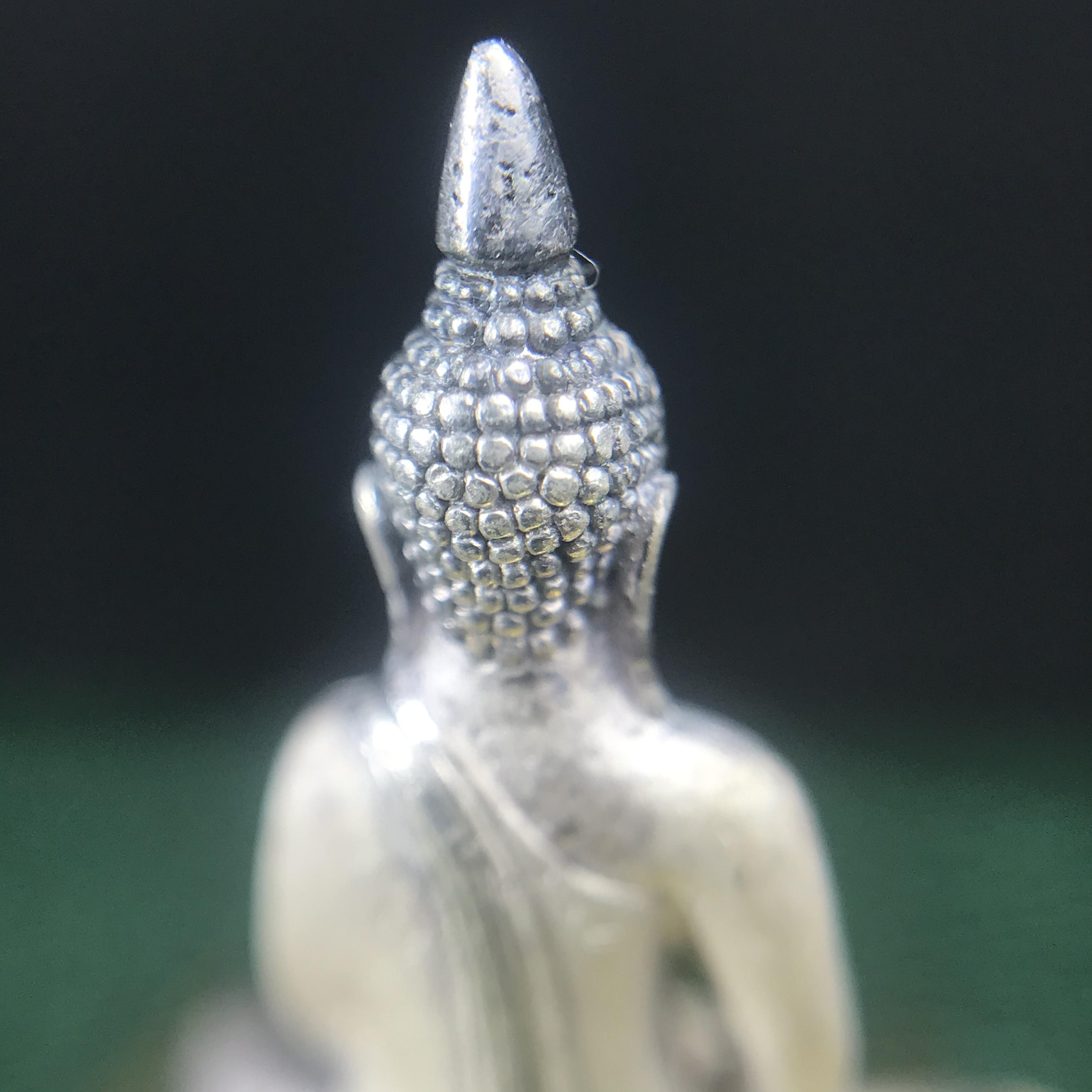 พระพุทธโสธร ภปร. รุ่นย้อนยุค สร้างพระอุโบสถ สมาคมชาวฉะเชิงเทรา จัดสร้าง ปี 2539 วโรกาสครองสิริราชสมบัติครบ 50 ปี เนื้อเงินทรายนวลขัดเงาบางส่วน(ผิวเดิม) พร้อมกล่องบรรจุและใบรับรองเดิม