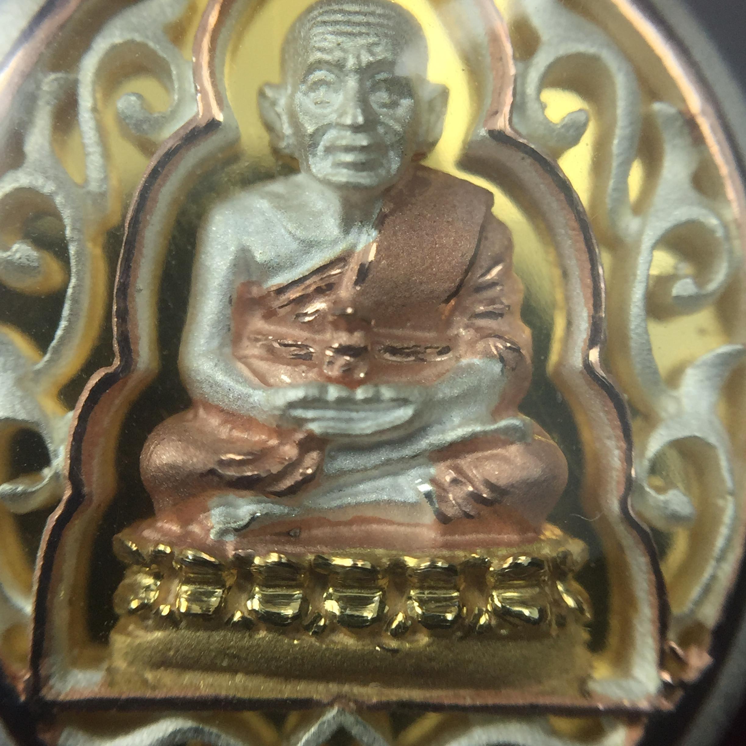 เหรียญหลวงพ่อทวด รุ่นมงคลบารมี วัดประสาทบุญญาวาส ปี 2545 เนื้อเงินสามกษัตริย์ พิมพ์ทรงรูปไข่เล็ก(ขนาด 2.0*1.8 ซม.)ฉลุลายฉากพี้นหลังสีทองสวยงาม ตอกโค๊ตมีหมายเลข พร้อมกล่องบรรจุเดิม