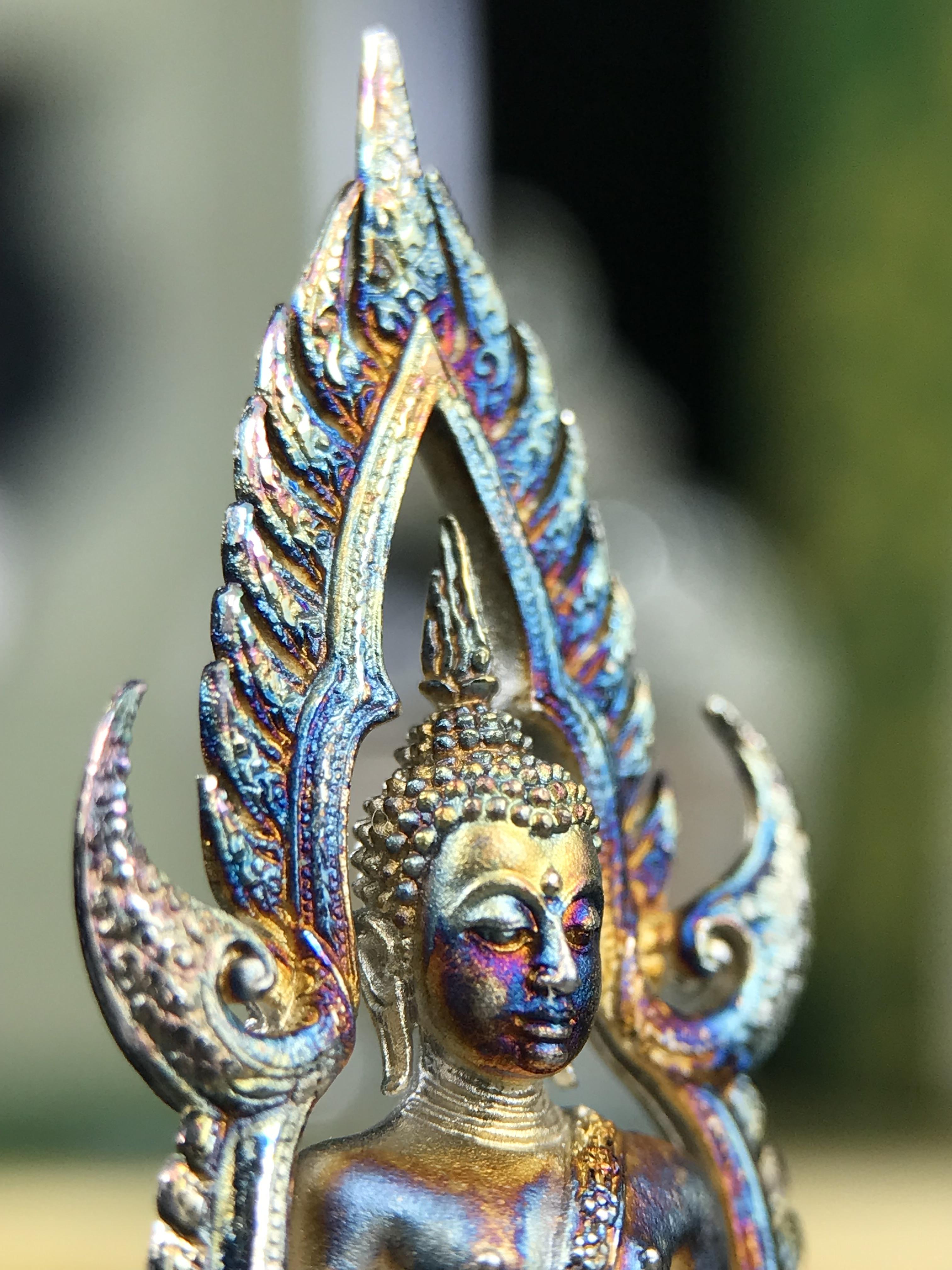 พระพุทธชินราช ภปร. 84 พรรษา ปี 2554 พิมพ์กลางขนาดหน้าตัก 1/2 นิ้ว(สูง 3.8 ซม.) เนื้อเงินชุบทองคำขาว(สภาพผิวเดิมสวย ขึ้นสีรุ้งธรรมชาติ แบบนิยม สวยมาก) (พระราชทานมวลสาร จิตรลดาและเส้นพระเจ้า(เส้นผม)รัชกาลที่9)พุทธศิลป์ทรงคุณค่าอีกหนึ่งรุ่นยอดนิยม