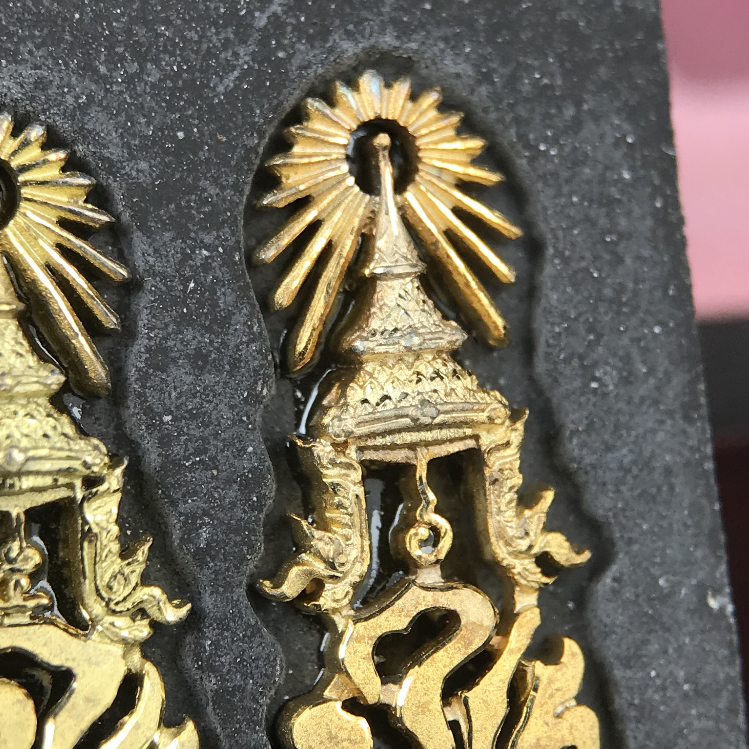 พระนิรันตรายสองกษัตริย์ มหาพุทธานุภาพแห่งแผ่นดิน ปี 2552 "พระผู้ปกป้องคุ้มครองจากภัยอันตรายทั้งปวง" พระผงพิมพ์สมเด็จหน้าปัดทอง สีดำด้านหลังฝังโลหะเงินชุบทอง เชิญอักษรพระปรมาภิไธยสองกษัตริย์(จปร.และ วปร.) พร้อมกล่องบรรจุเดิม องค์หมายเลข ๒๘๐