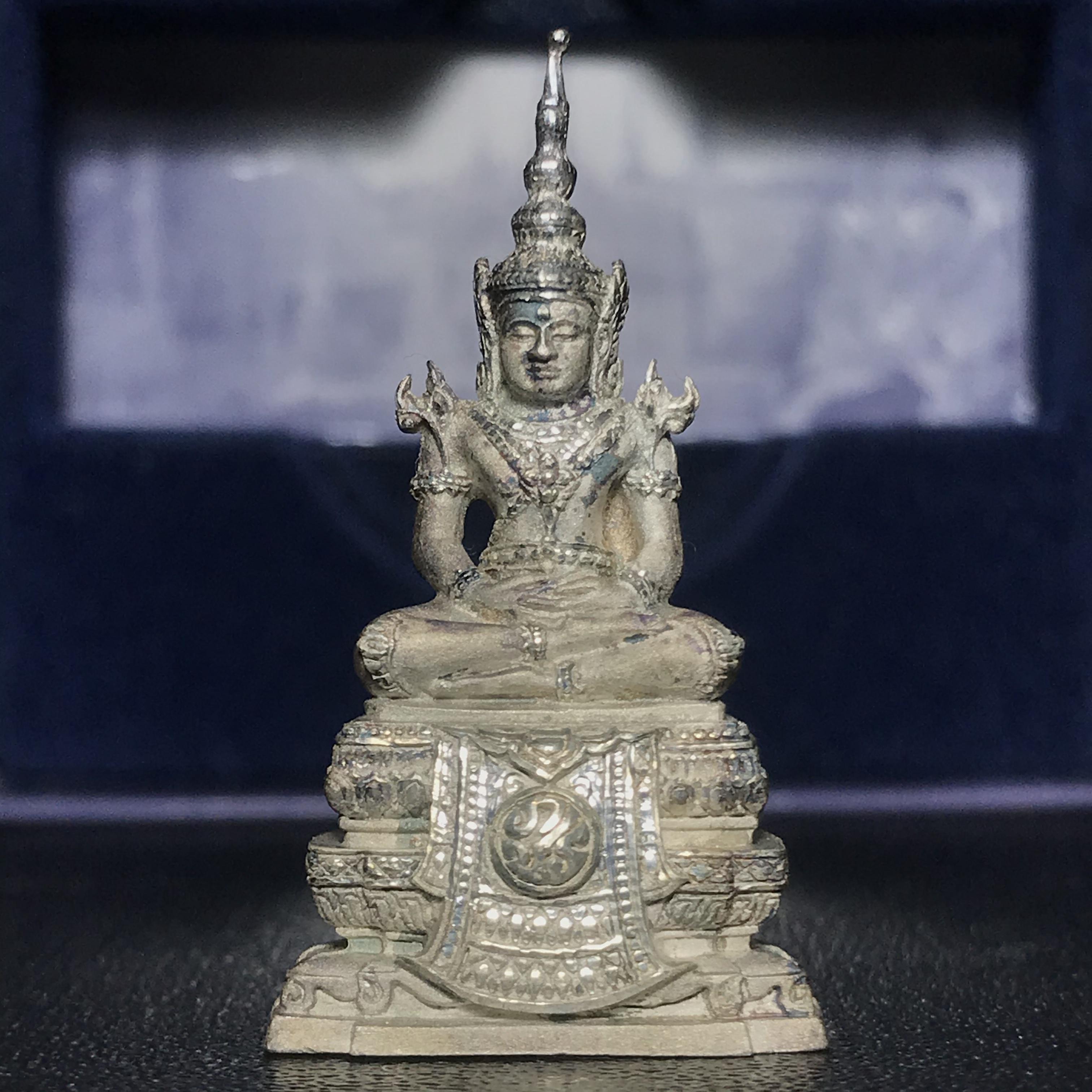 พระแก้วมรกต ภปร.หน้าตัก 1/2 นิ้ว จัดสร้างโดย รพ.ภูมิพลฯ ปี2547 ลอยองค์เนื้อเงิน(1ใน3000องค์)(หายาก)