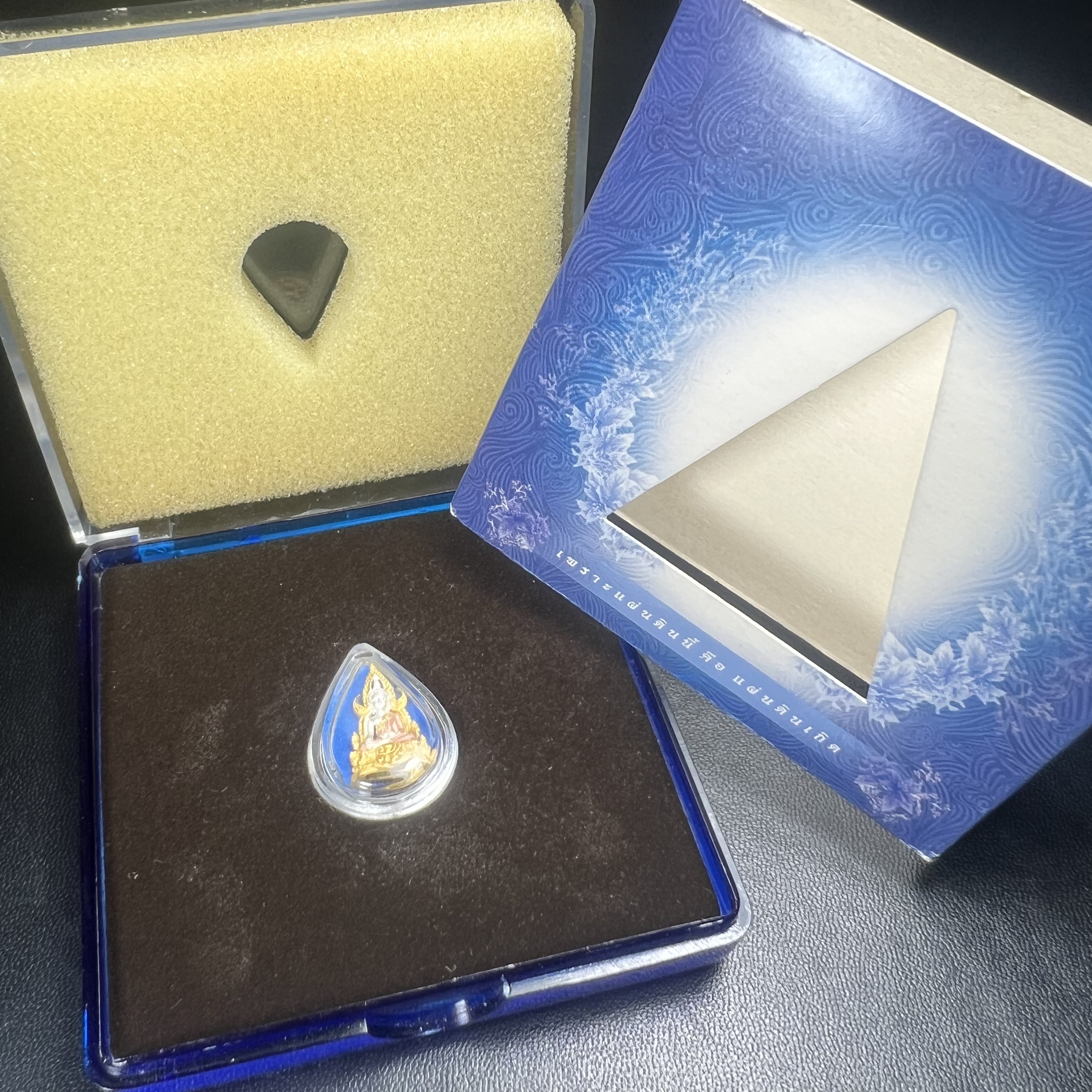 พระพุทธชินราช ภปร. โครงการ เพราะแผ่นดินนี้คือแผ่นดินเกิด เนื้อเงินชุบสามกษัตริย์ ปี2551 ขนาดหน้าตัก1/4นิ้ว (สวยงามหายาก)