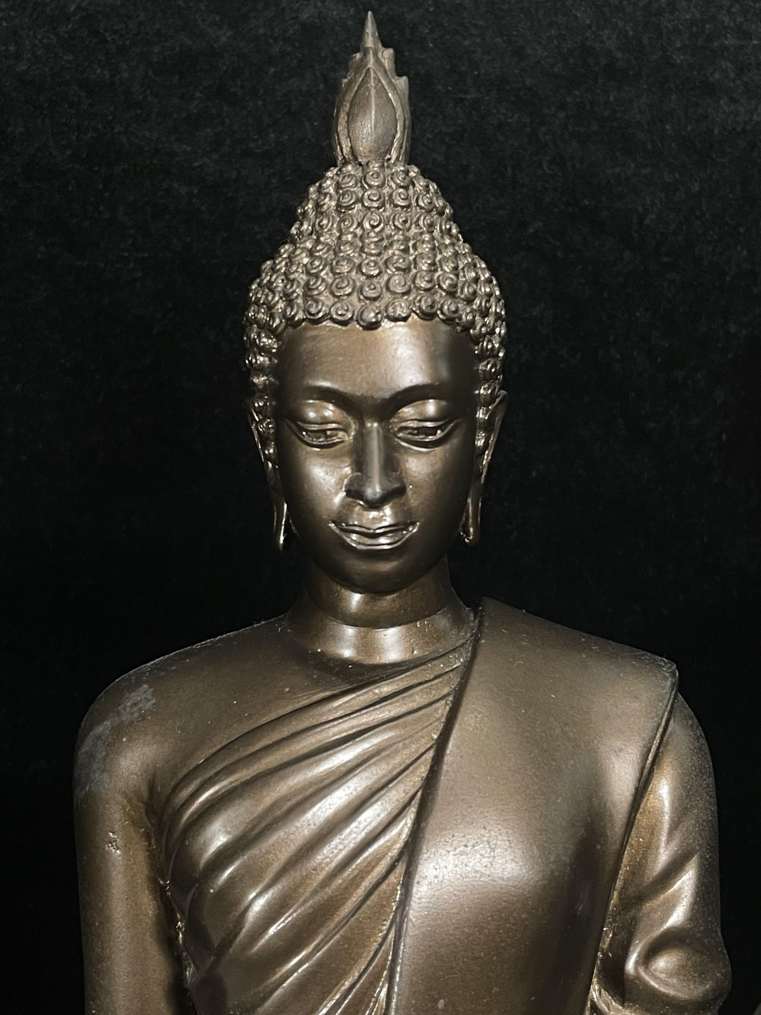 พระบูชา 25พุทธศตวรรษ พระศรีศากยะทศพลญาณ ประธานพุทธมณฑลสุทรรศน์ ปี2530 ตราสัญลักษณ์ ในมหาวาระพระชนมพรรษา ครบ 5 รอบ 60 พรรษา เมื่อ 5 ธันวาคม ปี 2530 หมายเลข (๑๕)๔๐๕ (เลขสวยผลรวมได้ 9 เจริญก้าวหน้าในทุกๆด้าน) ขนาดความสูง 15 นิ้ว รวมฐานสูง 18 นิ้ว(นิยมหายาก)