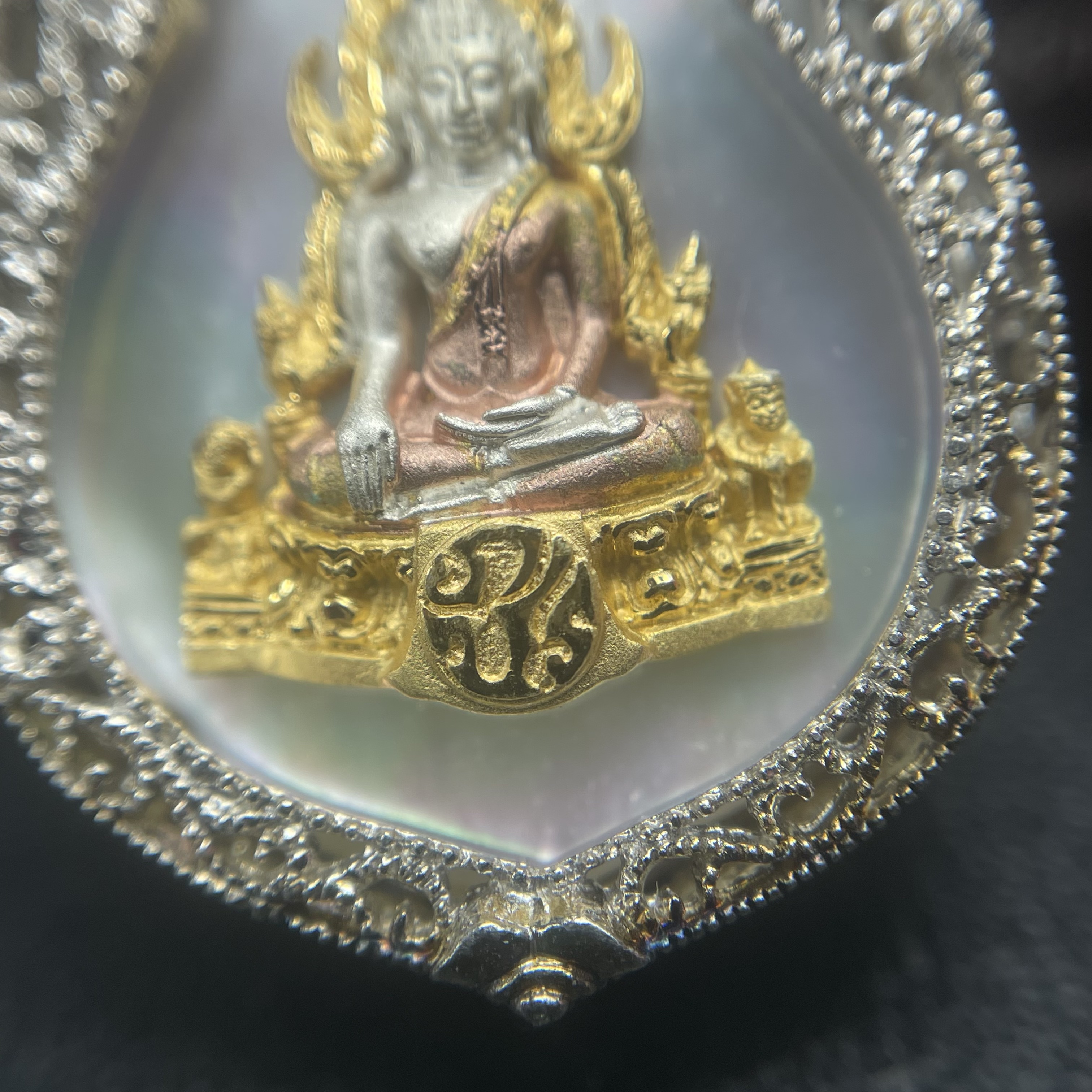 พระพุทธชินราช ภปร. โครงการ "เพราะแผ่นดินนี้ คือ แผ่นดินเกิด" ปี2548(รุ่นแรก) เหรียญทรงเสมา ขนาด 21 x 29 มม.เนื้อเงินสามกษัตริย์ องค์พระชุบสามกษัตริย์ ล้อมด้วยกรอบเงินชุบทองคำขาวสลักเสลาเป็นลวดลายละเอียดอ่อน ส่วนพื้นองค์พระเป็นเปลือกหอยมุขงดงาม