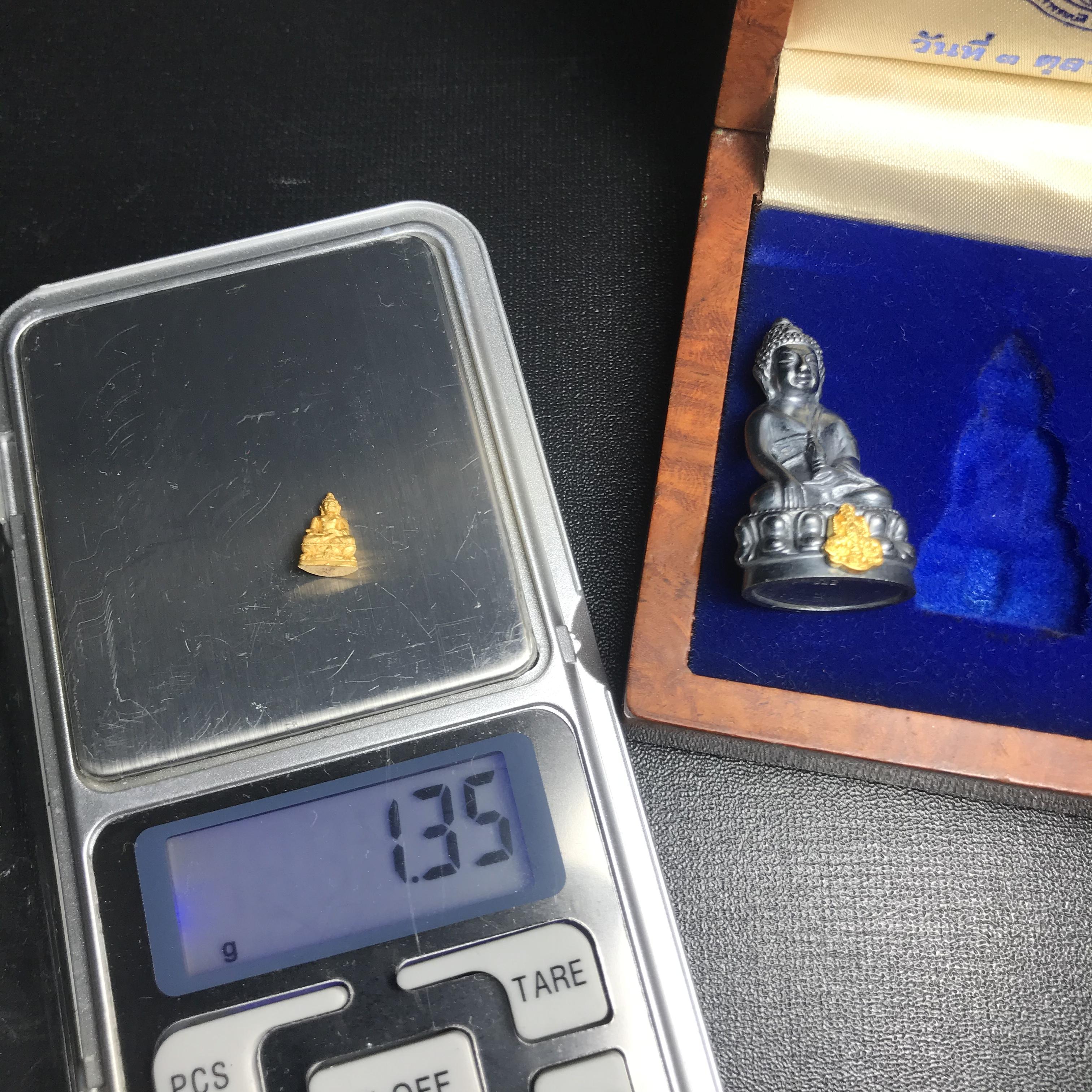 พระกริ่งสมเด็จญาณ วัดบวรนิเวศวิหาร เนื้อเงินบริสุทธิ์ 92.5% ตรากาญจนาภิเษกทองคำ+พระชัยวัฒน์ไพรีพินาศ เนื้อทองคำ พระราชทานแจกเมื่อ 3 ตุลาคม 2538 มาพร้อม กล่องลายไม้สุดหรู(ครบชุด หายาก)