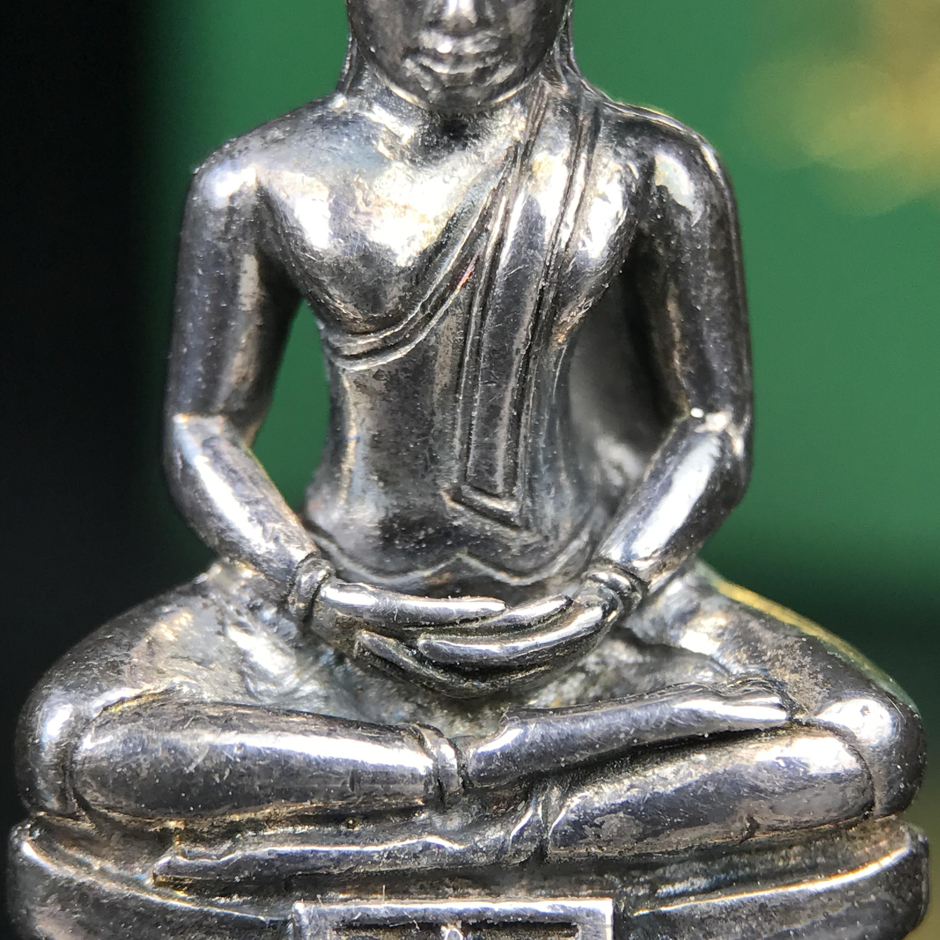 พระพุทธโสธร รุ่น กศก. 120 ปี เนื่องในโอกาสครบ 120 ปี กรมศุลกากร กระทรวงการคลัง จัดสร้าง ปี 2537 เนื้อเงินบริสุทธิ์ 99.9% ผิวขัดเงาลงดำ(เข้มขลัง)(งานบริษัท แพรนด้า จิวเวลรี่)สวยงดงาม ทรงคุณค่า