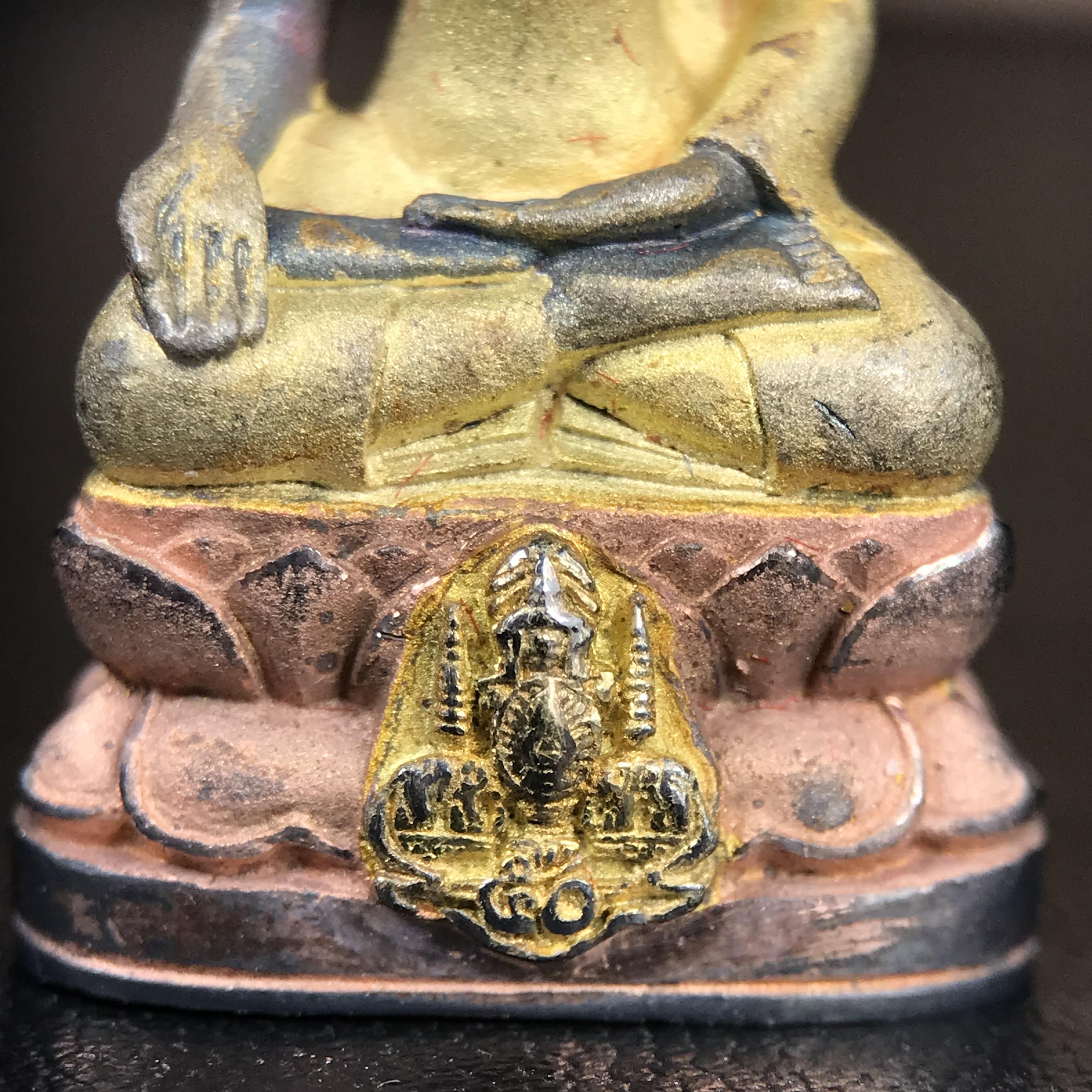 พระกริ่งไพรีพินาศ ตรากาญจนาภิเษกครองสิริราชสมบัติครบ 50 ปี รัชกาลที่9 ปี2540 เนื้อเงินสามกษัตริย์(ผิวเดิมสวย ครบ สมบูรณ์)พร้อมกล่องบรรจุเดิมครบ ชุดพระราชทาน(หายาก)(เข้มขลังทรงอานุภาพยิ่งใหญ่กำราบศัตรูพ่ายสิ้น พระไพรีพินาศ)(หายากพบเจอได้น้อยมาก)1ใน 539องค์