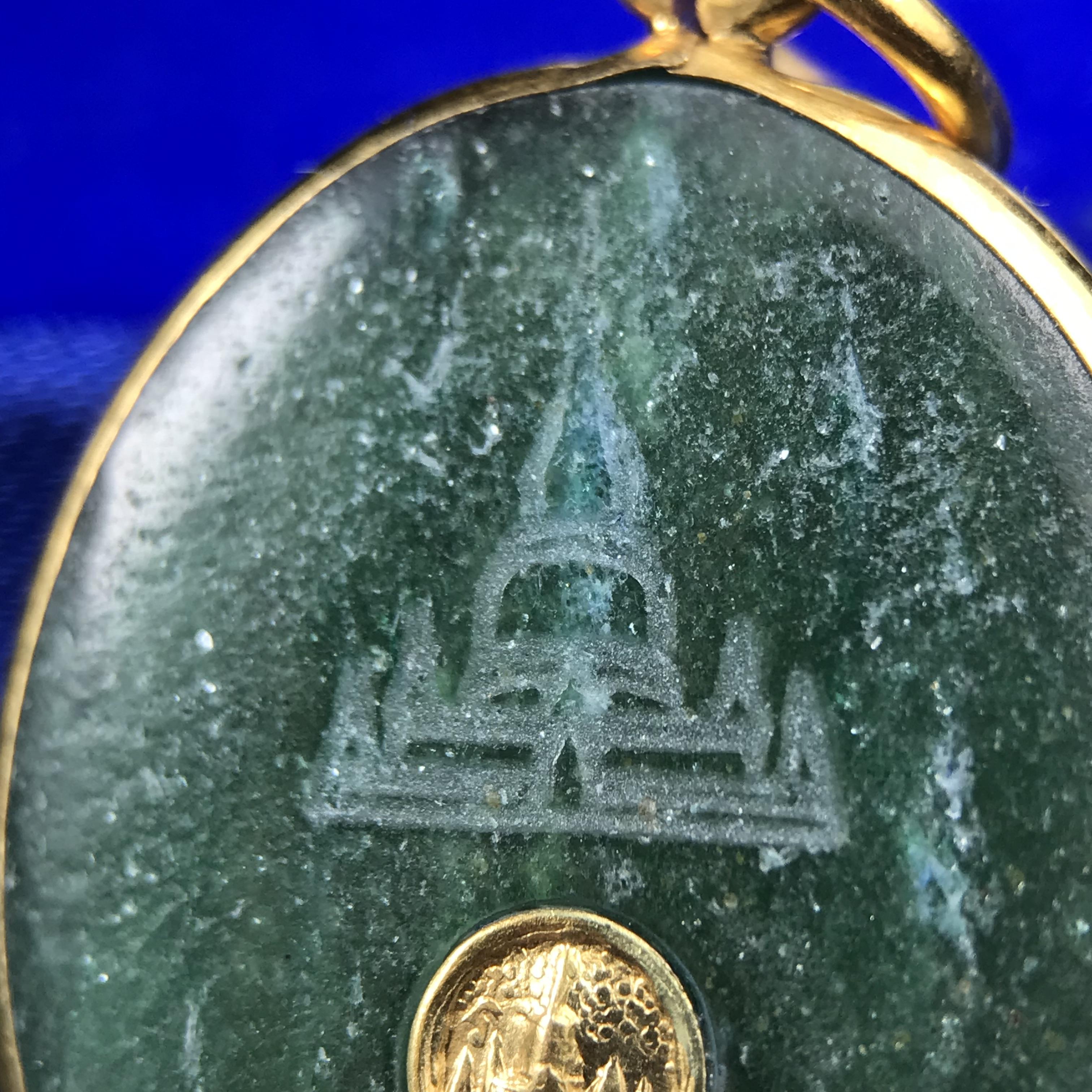 หลวงปู่ทวด วัดพะโคะ จ.สงขลา ปี 2543 เหรียญหยกรูปไข่(เลี่ยมทองคำ) ขนาด 2.2 x 2.5 ซม. ด้านหลังแผ่นโค๊ตทองคำ สร้างโดยสมาคมชาวเพชรบุรี “สมเด็จเจ้าพะโคะหลวงปู่ทวดเหยียบน้ำทะเลจืด” ครั้งแรกแห่งประวัติศาสตร์(สวยงามเป็นของล้ำค่าหายากมาก)สภาพสวยสมบูรณ์