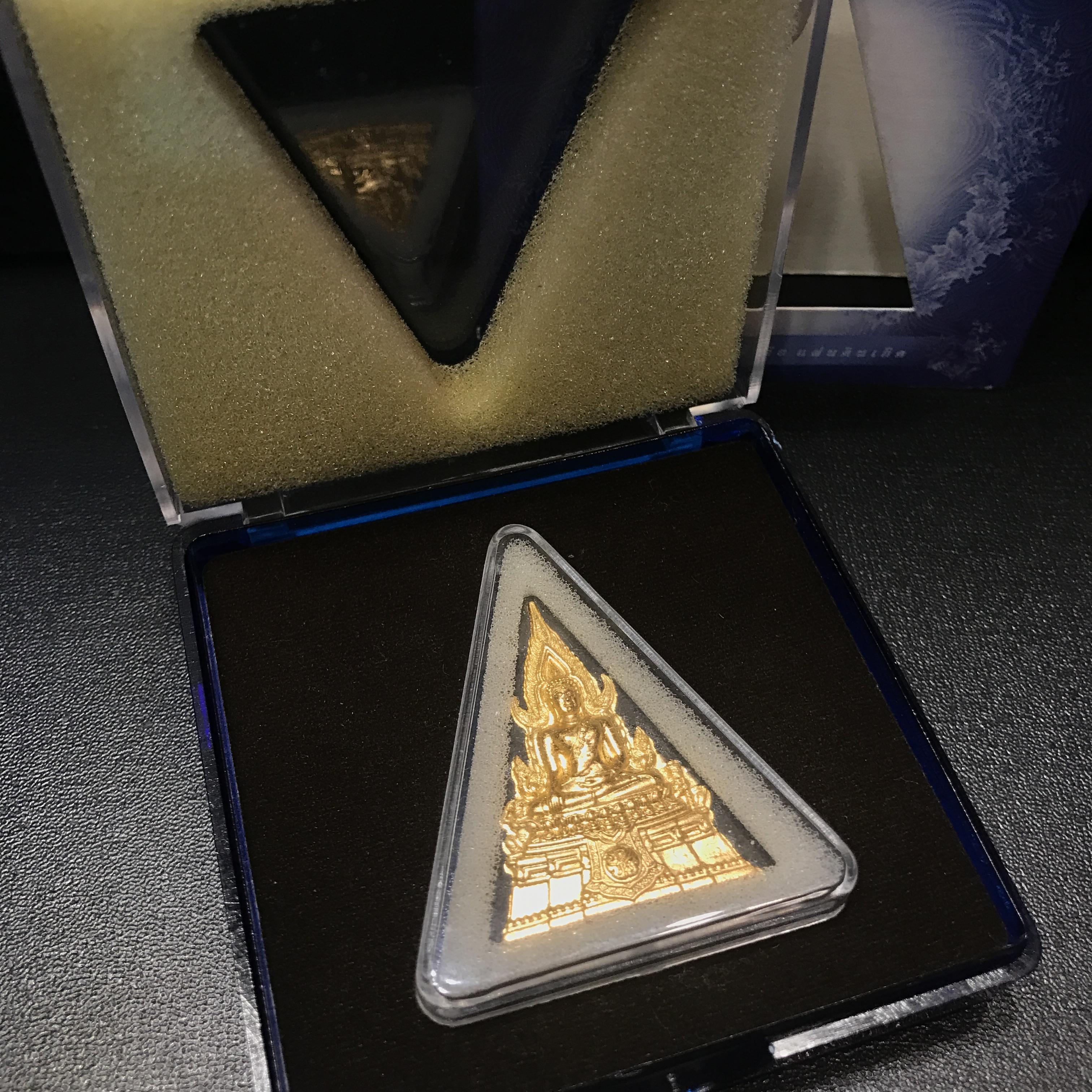 พระพุทธชินราช ภปรโครงการ เพราะแผ่นดินนี้คือแผ่นดินเกิด เนื้อผง ด้านหน้าปิดทอง หลัง ภ.ป.ร. ทองแดง ปี2551 มวลสารเส้นพระเจ้า (เส้นผม) ของพระบาทสมเด็จพระเจ้าอยู่หัวรัชกาลที่9