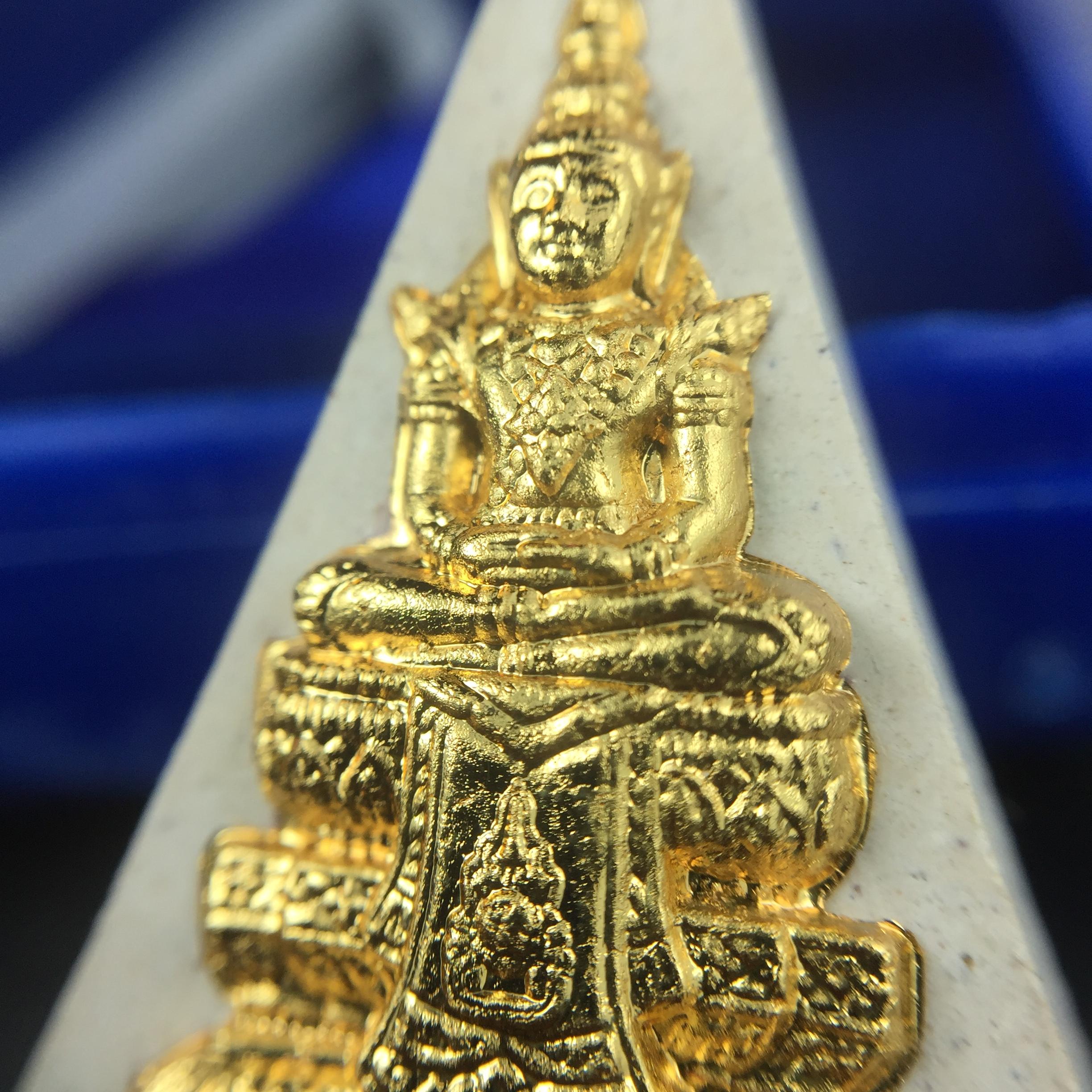 พระแก้วมรกต(จำลอง)ทรงเครื่องฤดูร้อน พระผงบูชา ด้านหน้าปิดทอง ด้านหลังตราฉลองสิริราชสมบัติครบ 60ปี เนื้อเงินขึ้นสีรุ้งธรรมชาติสร้างสรรค์งดงาม(รุ่นนี้ได้พระราชทานเส้นพระเจ้า(เส้นผม)รัชกาลที่9ในการจัดสร้าง)***องค์นี้พิเศษมองเห็นเส้นผมติดอยู่ด้านหลังชัดเจน***