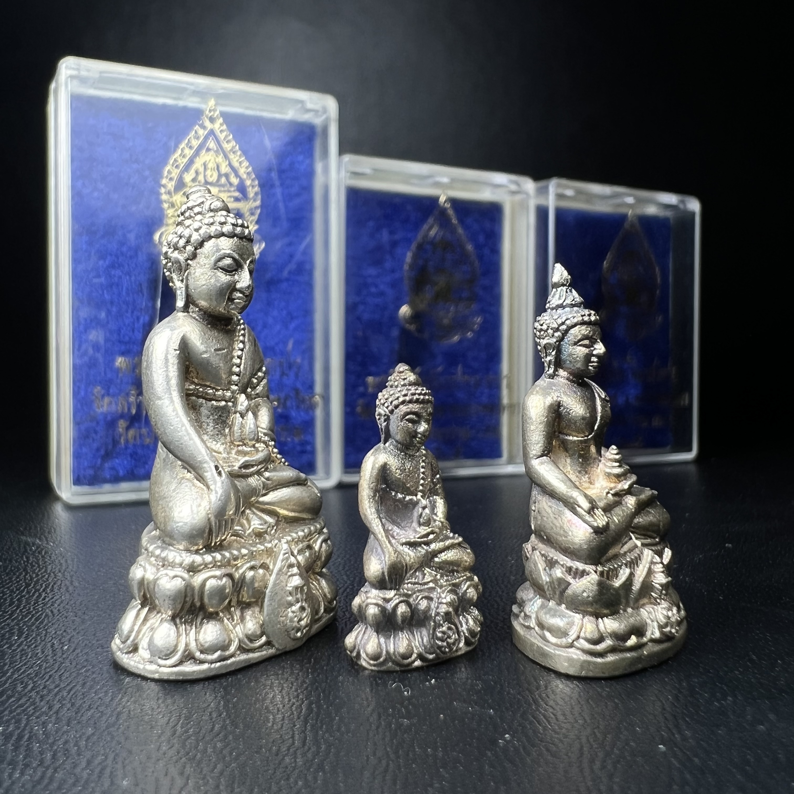 พระกริ่งนวปทุม ภปร.-พระชัยวัฒน์นวปทุม ภปร.-พระกริ่งไพรีพินาศ ภปร. รุ่นแรก วัดปทุมวนาราม ครบชุดเนื้อเงิน ปี2535(ในหลวงรัชกาลที่9เสด็จเททอง)(1ใน3000องค์)หายาก***เก็บทีเดียวครบชุดไปเลยรุ่นนี้ แนะนำ....ตอนนี้หายากแล้ว***