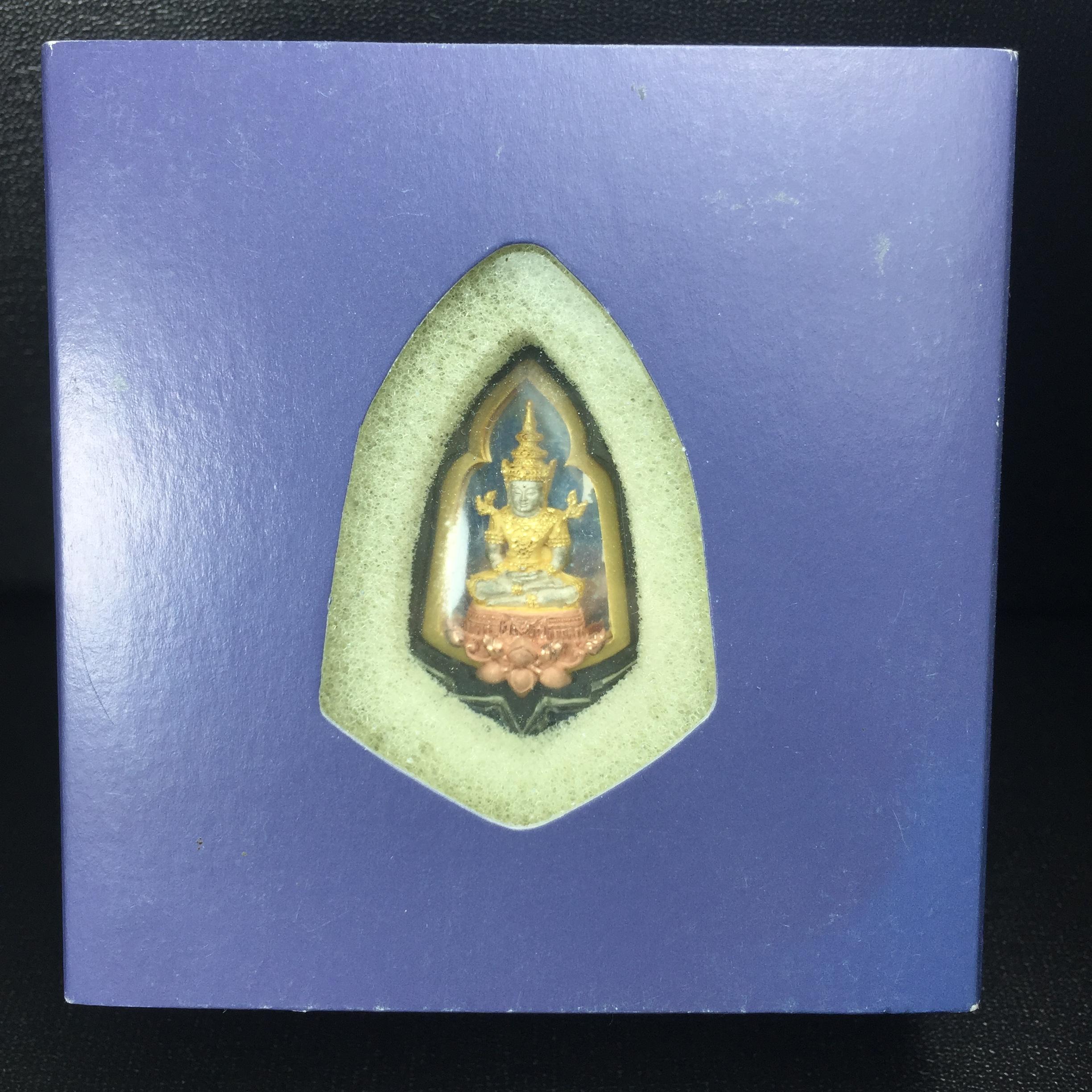 พระแก้วมรกต ภปร. ปี2547 จัดสร้างโดย รพ.ภูมิพลฯ เนื้อเงิน(3 กษัตริย์) เหรียญทรงซุ้ม(1ใน3000องค์)