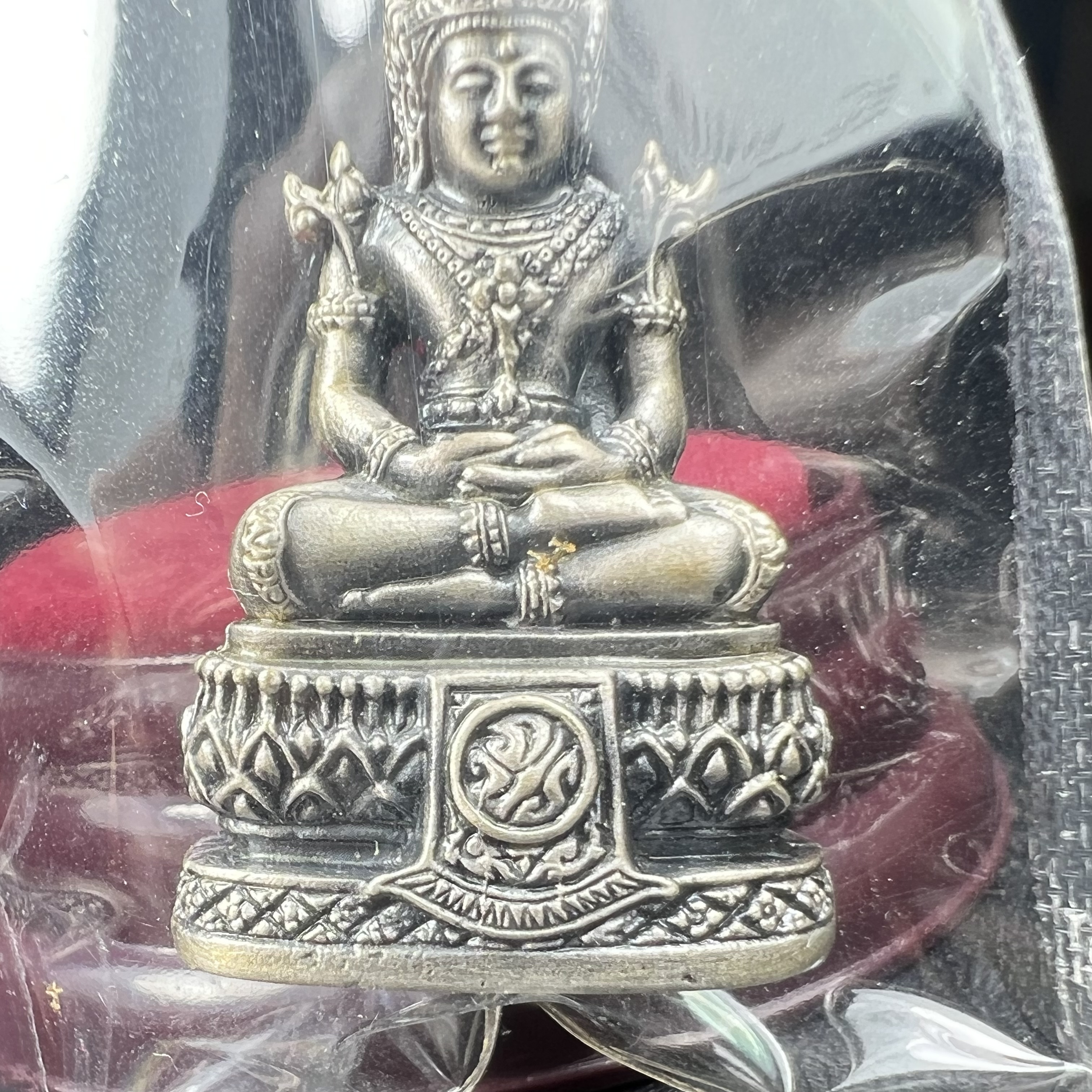 พระแก้วมรกต ภปร.(รุ่นแรก) ปี2545 รุ่นฉลองกรุงรัตนโกสินทร์ครบ 220 ปี พิมพ์ลอยองค์ใหญ่ เนื้ออัลปาก้า ชุบเงินลงดำ ขนาด 19*35 มม. พร้อมครอบตั้งโชว์เดิม องค์พระซีนซองเดิม สวยครบสมบูรณ์