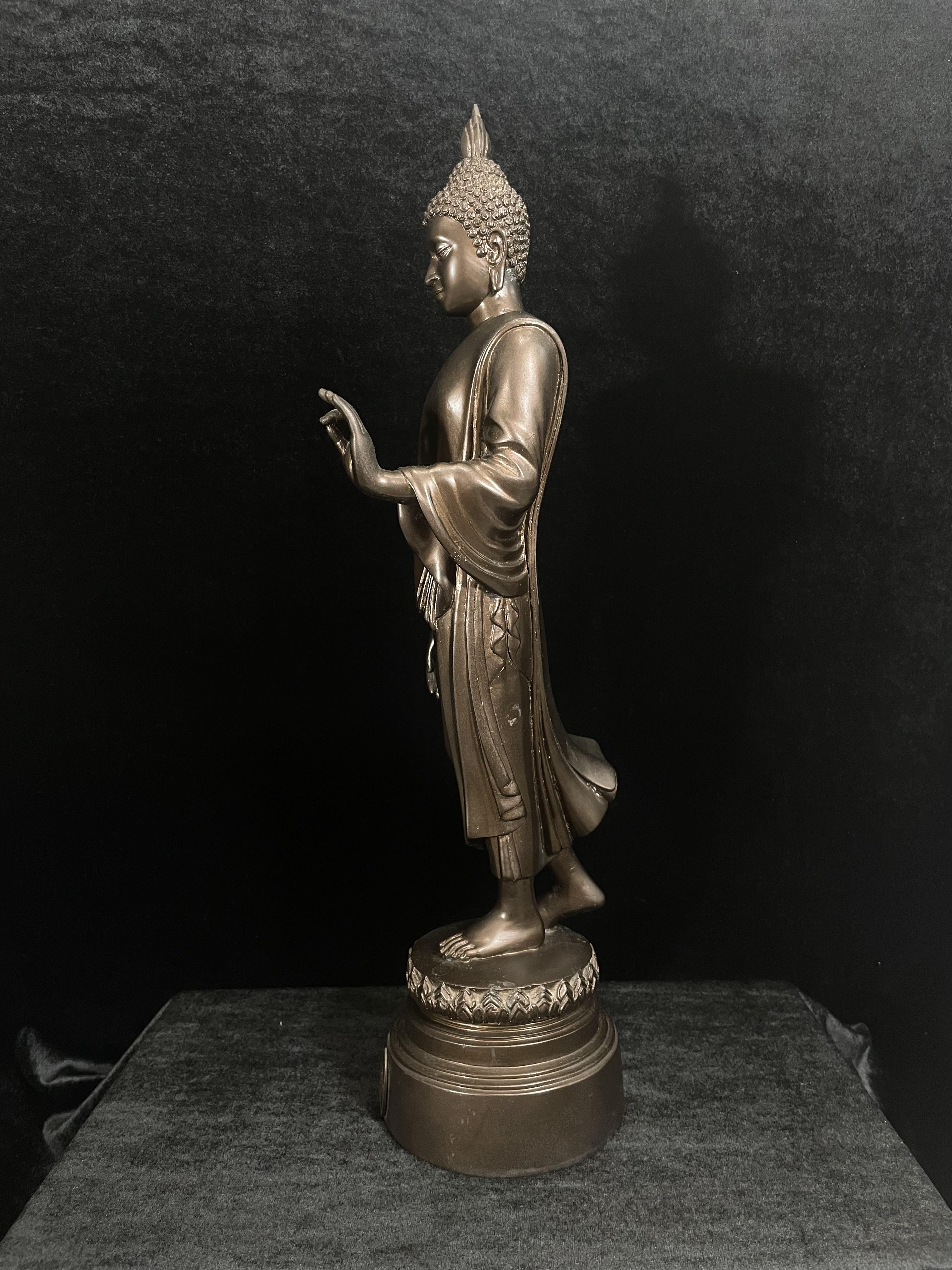 พระบูชา 25พุทธศตวรรษ พระศรีศากยะทศพลญาณ ประธานพุทธมณฑลสุทรรศน์ ปี2530 ตราสัญลักษณ์ ในมหาวาระพระชนมพรรษา ครบ 5 รอบ 60 พรรษา เมื่อ 5 ธันวาคม ปี 2530 หมายเลข (๑๕)๔๐๕ (เลขสวยผลรวมได้ 9 เจริญก้าวหน้าในทุกๆด้าน) ขนาดความสูง 15 นิ้ว รวมฐานสูง 18 นิ้ว(นิยมหายาก)