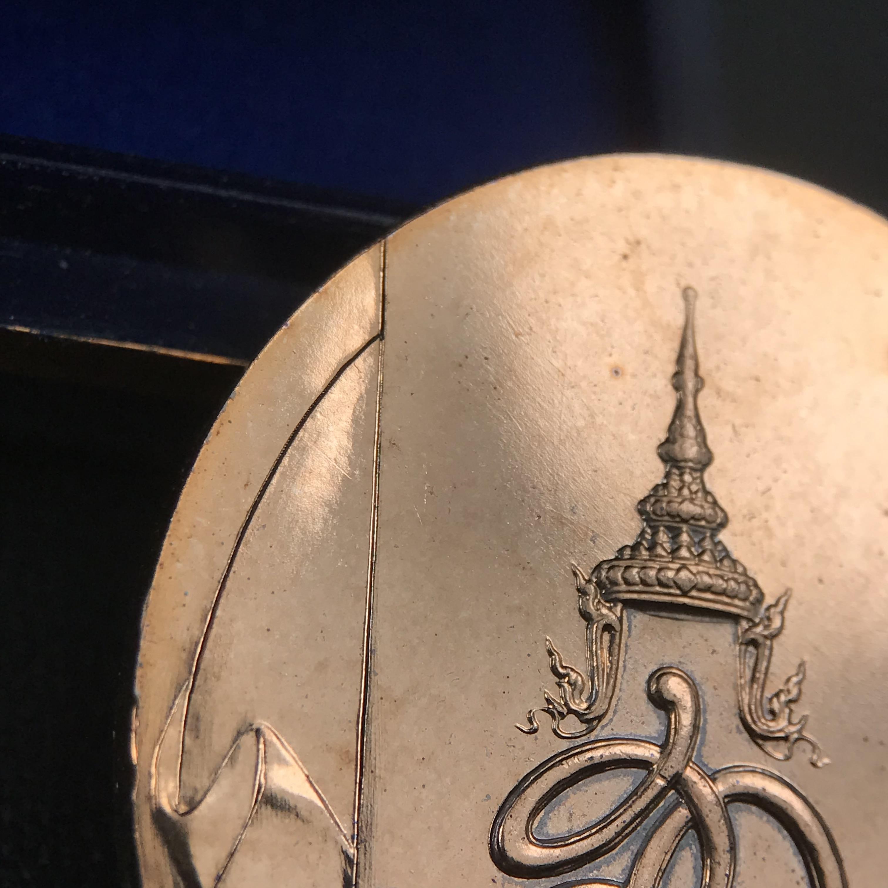 หลวงพ่อทวด พระนามาภิไธย สก. วัดห้วยมงคล จ.ประจวบคีรีขันธ์ ปี 2544(รุ่นแรก) เหรียญเนื้อนวโลหะ(Thai Bonze) ผลิตโดยโรงกษาปณ์ โมเน่ร์เดอปารีส ประเทศฝรั่งเศส สวยงดงามสภาพสวยกล่องใบรับรองครบสมบูรณ์(คุ้มครองแคล้วคลาด พิธีใหญ่) องค์หมายเลข 1807 (1 ใน 2999 เหรียญ)